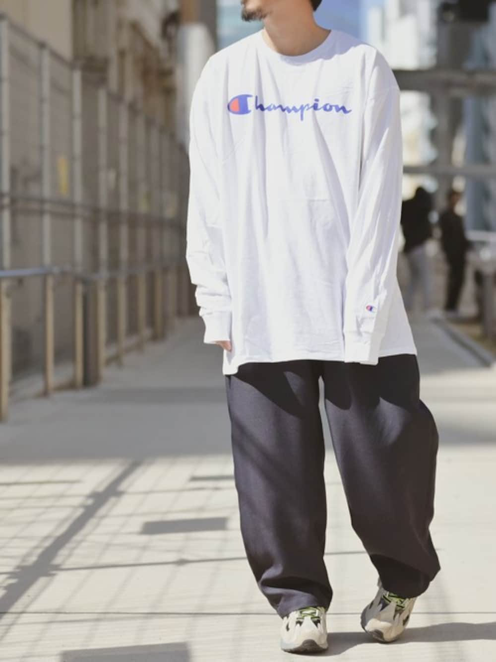 「ロンT、ゆるゆる、Champion、きれいめカジュアル、シンプルコーデ、春コーデ、カジュアルコーデ、白Tシャツ、ゆるコーデ、はるコーデ」｜「Championの【m】〔CHAMPION/チャンピオン〕 ロゴプリントロングTシャツ 長袖 ロンT（Tシャツ/カットソー、ホワイト系）」を使った、JOHNSCLOSETさん（メンズ・171cm）の春コーディネートの1枚目の写真