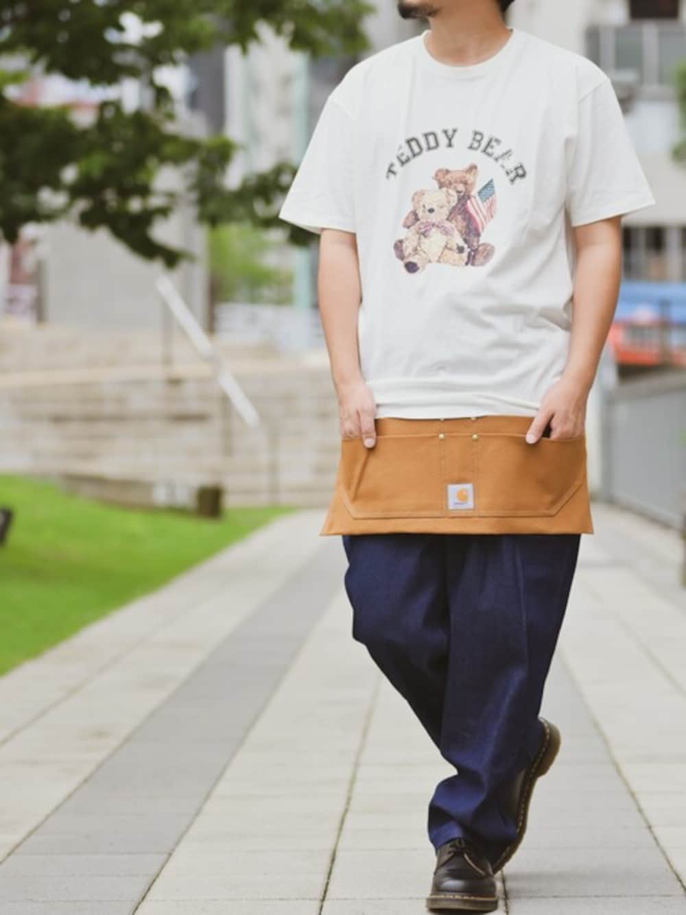 「デニム、Tシャツ、carhartt、休日スタイル、ドクターマーチン、デニムパンツ、プチプラ、プリントT、低身長、Tシャツ×デニム」｜「JOHN'S CLOSETの【i】TEDDY BEAR テディベア 刺繍/プリント Tシャツ半袖（Tシャツ/カットソー、ベージュ系）」を使った、JOHNSCLOSETさん（メンズ・171cm）の夏コーディネートの1枚目の写真