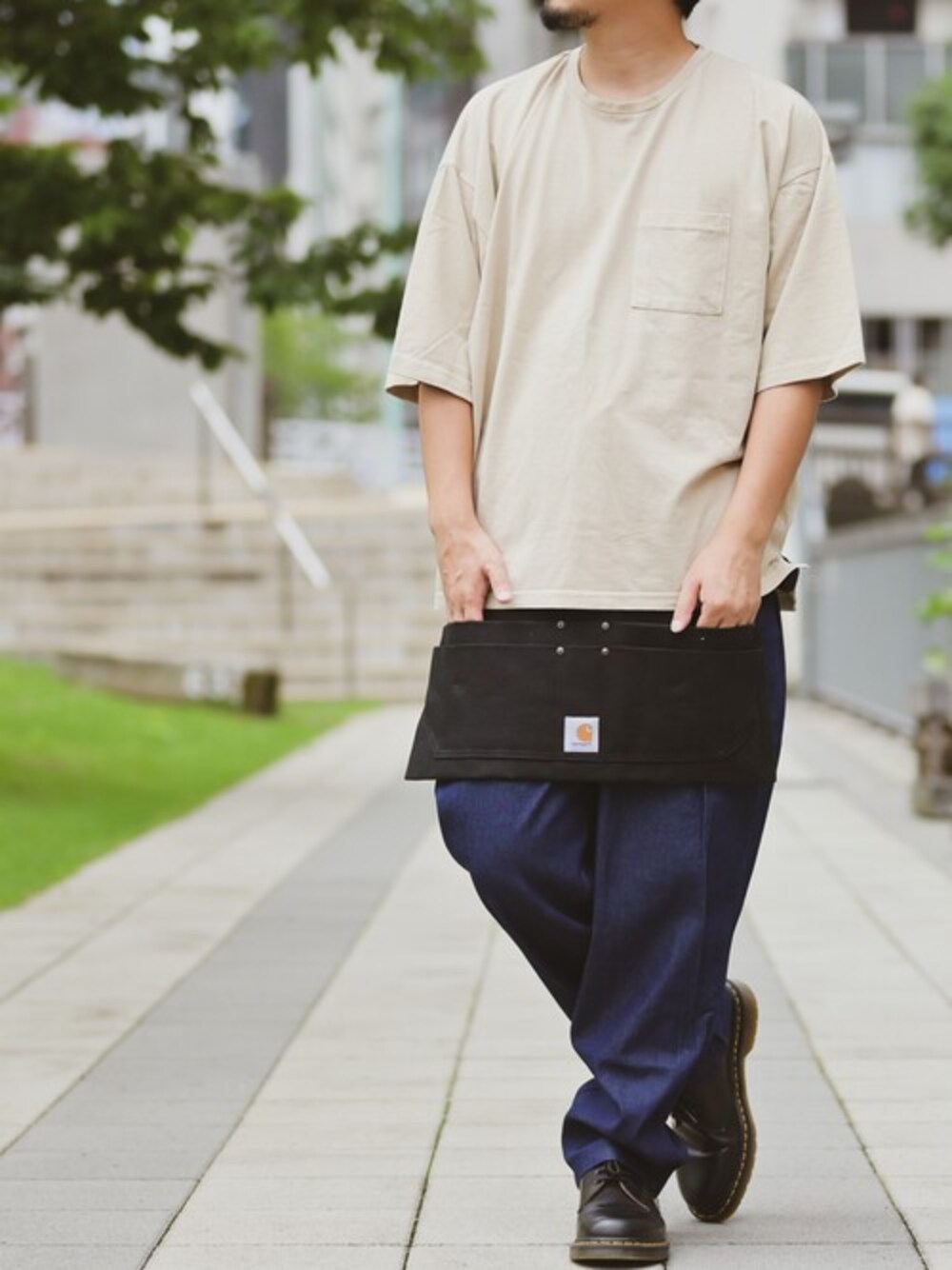 「デニム、ビッグシルエット、ベージュ、Tシャツ、秋のコーデ、carhartt、休日スタイル、ドクターマーチン、低身長、ゆるコーデ」｜「JOHN'S CLOSETの【i】ピグメントDYE ポケット付き半袖Tシャツ（Tシャツ/カットソー、ベージュ系）」を使った、JOHNSCLOSETさん（メンズ・171cm）の秋コーディネートの1枚目の写真