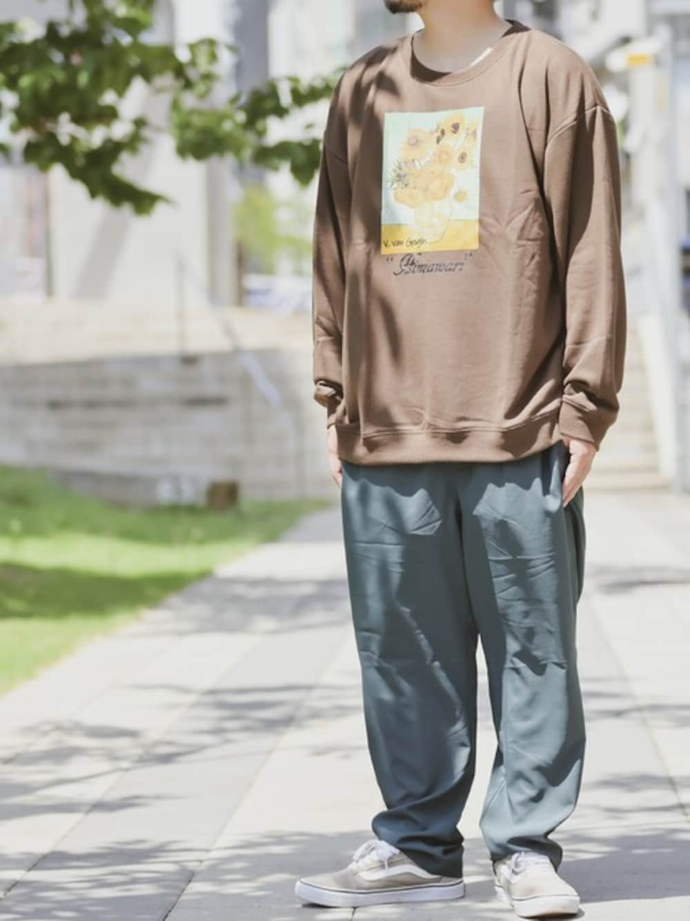 「テーパードパンツ、スウェット、ビッグシルエット、VANS、秋のコーデ、トレーナー、スニーカーコーデ、休日スタイル、カジュアルコーデ、ブラウンコーデ」｜「JOHN'S CLOSETの【2】ビッグシルエット アートプリント 裏毛BIGトレーナー 長袖 ひまわり ヴィーナスの誕生 富嶽三十六景（スウェット、ブラウン系）」を使った、JOHNSCLOSETさん（メンズ・171cm）の秋コーディネートの1枚目の写真