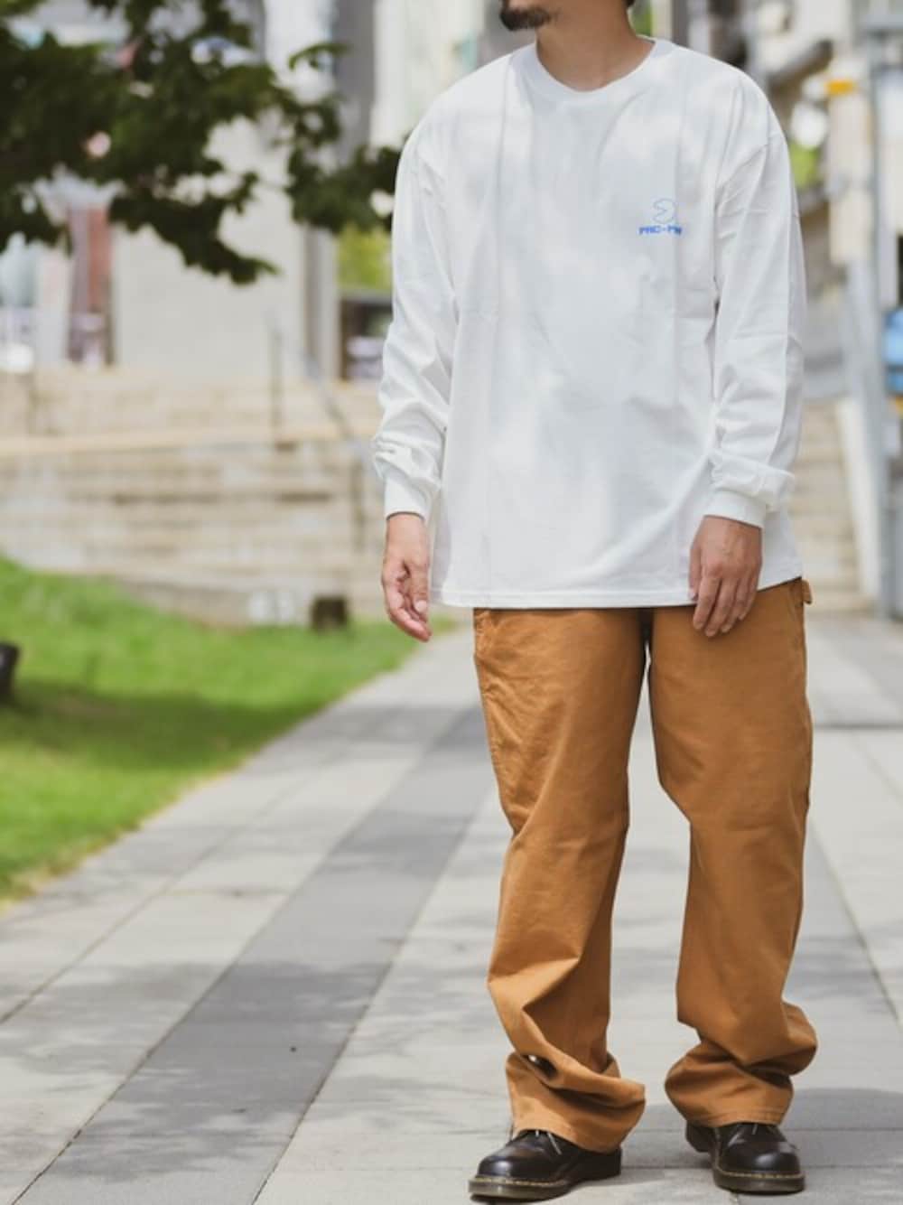「ホワイト、秋のコーデ、Dr.Martens、ロンT、キャメル、carhartt、ワークパンツ、ペインターパンツ、秋服、ゆるコーデ」｜「JOHN'S CLOSETの【12】〔PAC-MAN/パックマン〕迷図プリント＆PAC-MAN刺繍 ロンT 長袖 ロングTシャツ（Tシャツ/カットソー、ホワイト系）」を使った、JOHNSCLOSETさん（メンズ・171cm）の秋コーディネートの1枚目の写真