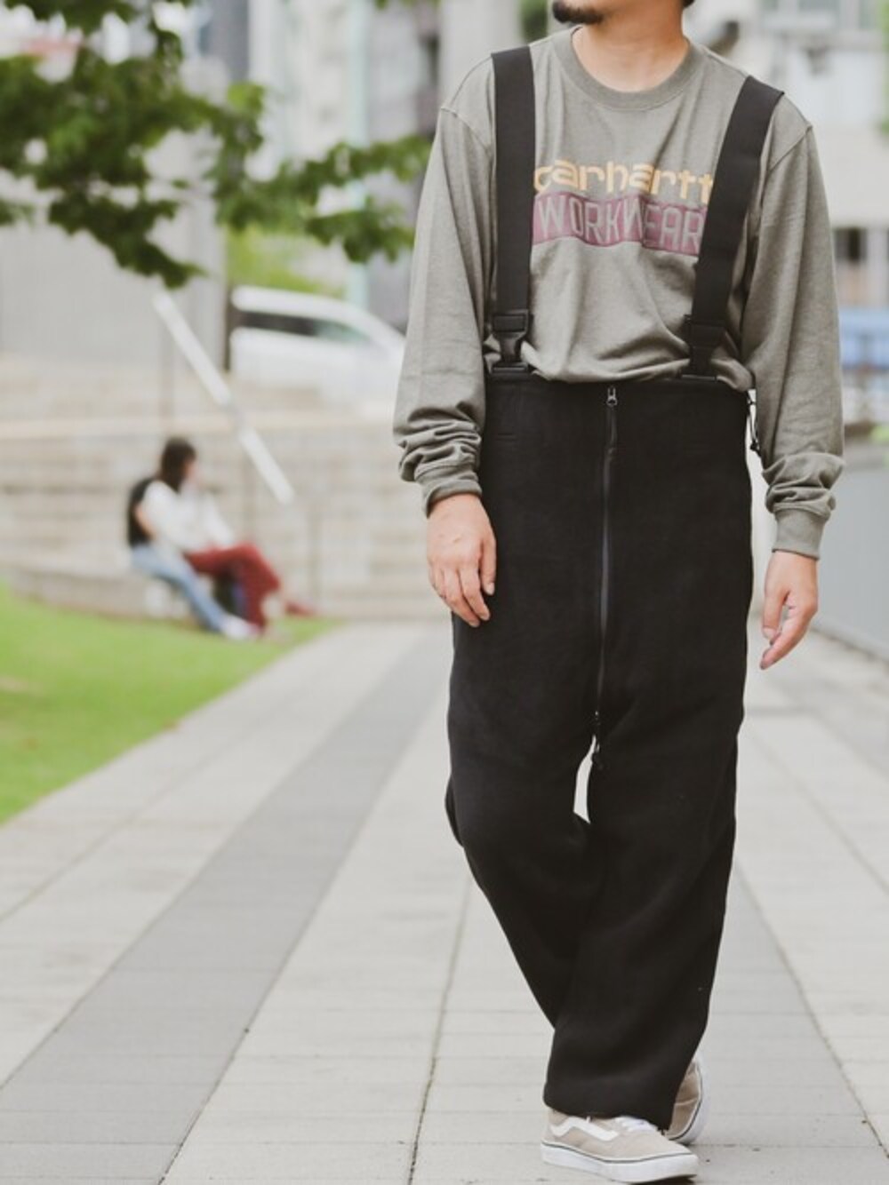 「VANS、オーバーオール、秋のコーデ、ロンT、フリース、スニーカーコーデ、carhartt、ラフ、カーハート、ゆるコーデ」｜「JOHN'S CLOSETの【22】〔USMC/ユーエスエムシー〕ポーラテック フリース  オーバーオール（サロペット/オーバーオール、ブラック系）」を使った、JOHNSCLOSETさん（メンズ・171cm）の秋コーディネートの1枚目の写真