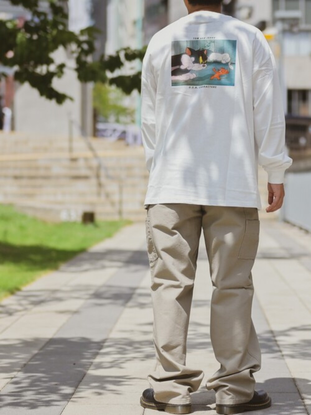 「ブーツ、秋のコーデ、ロンT、carhartt、カーハート、ワークパンツ、ペインターパンツ、プリントT、ゆるコーデ、今日のコーデ」｜「JOHN'S CLOSETの【12】〔トム＆ジェリー〕バックプリント ロングスリーブ Tシャツ 長袖 ロンT（Tシャツ/カットソー、ホワイト系）」を使った、JOHNSCLOSETさん（メンズ・171cm）の秋コーディネートの1枚目の写真