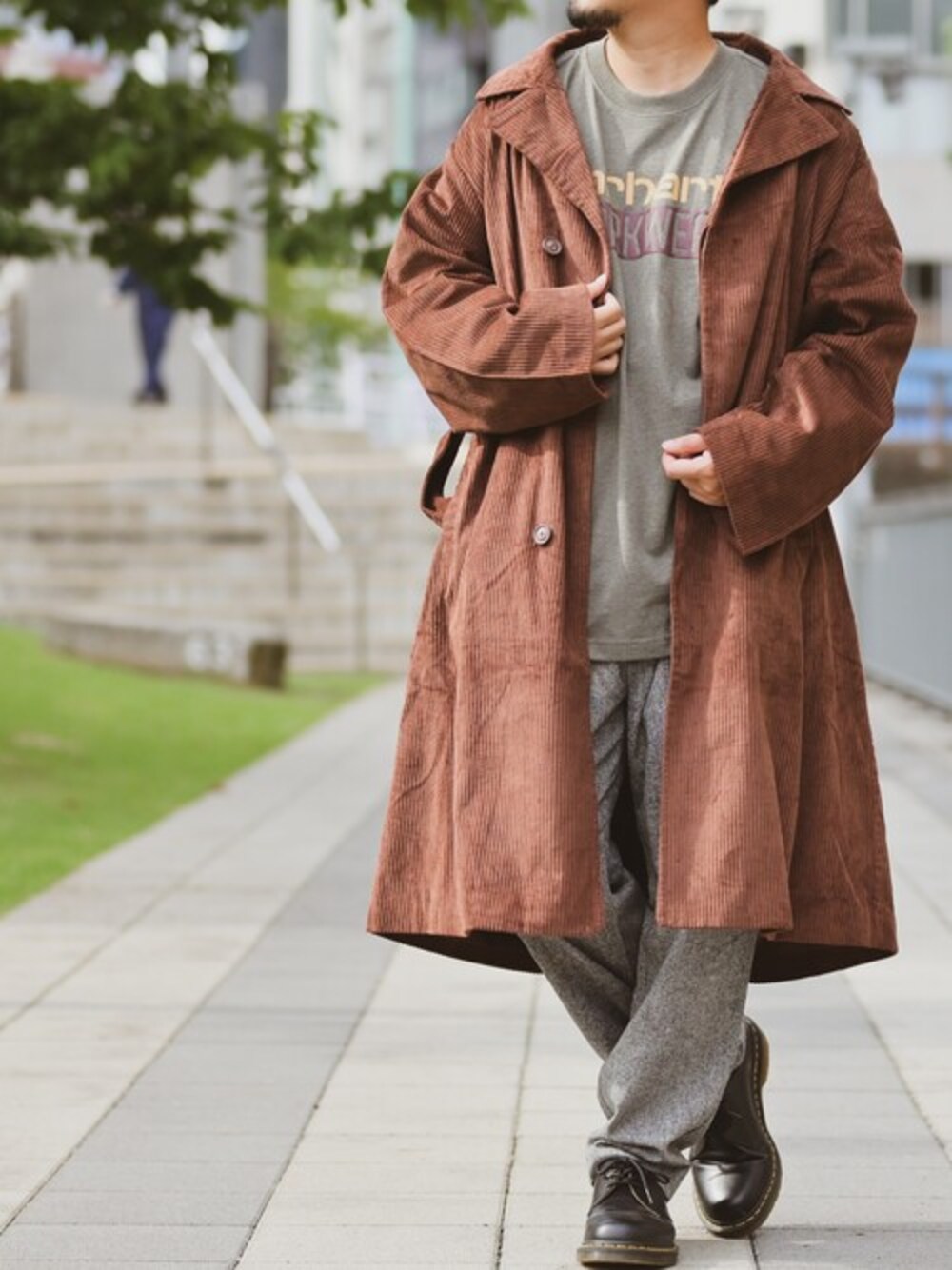 「ビッグシルエット、トレンチコート、冬コーデ、ロンT、ツイードパンツ、carhartt、イージーパンツ、きれいめカジュアル、低身長、コーデュロイジャケット」｜「JOHN'S CLOSETの【2】ビッグシルエット 太コール トレンチコート コーデュロイジャケット ライトアウター（トレンチコート、ブラウン系）」を使った、JOHNSCLOSETさん（メンズ・171cm）の冬コーディネートの1枚目の写真