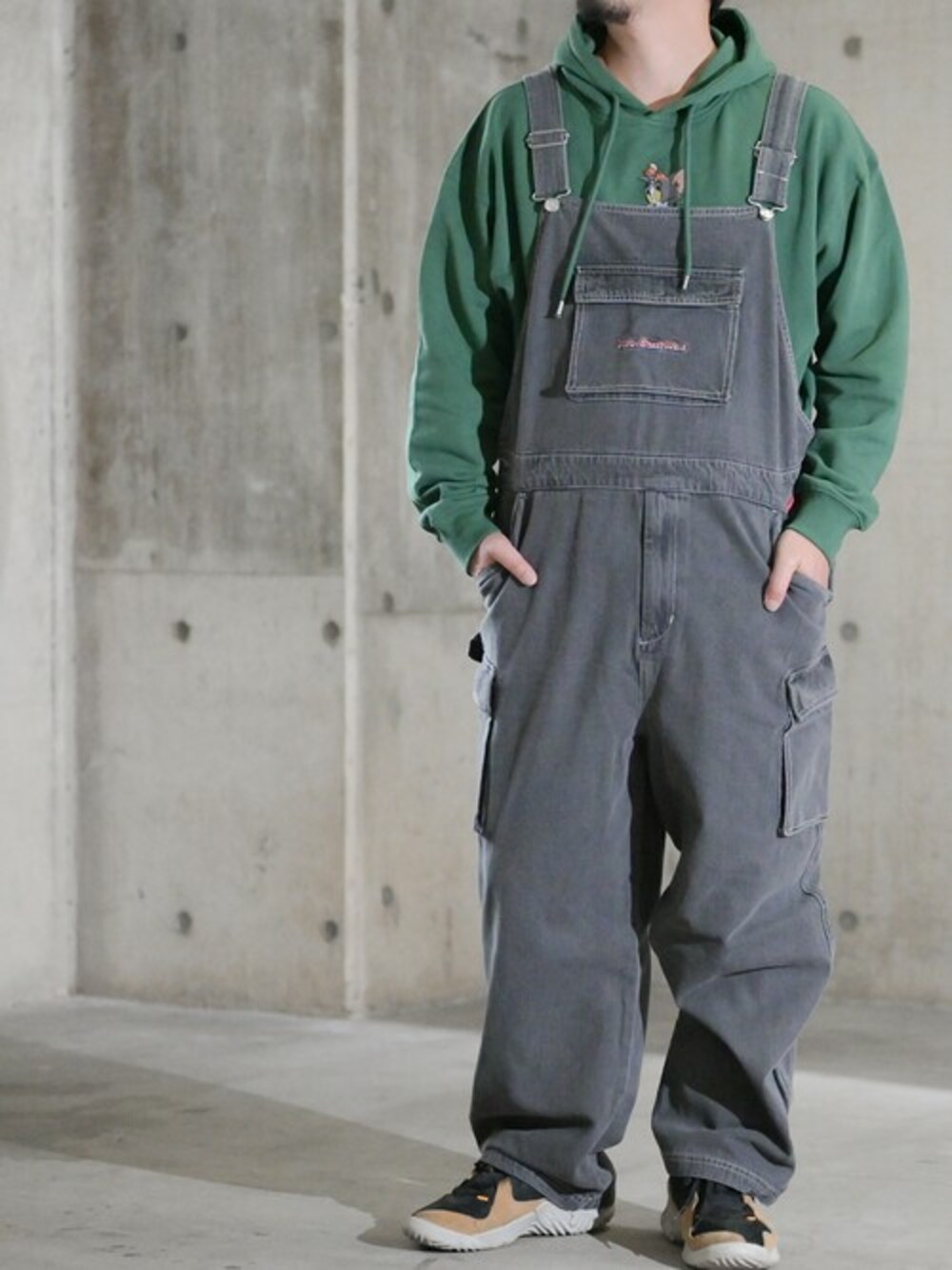 「スウェット、パーカー、オーバーオール、刺繍、休日スタイル、春コーデ、ゆるコーデ、ラクチンコーデ、VISIONSTREETWEAR、パーカーコーデ」｜「JOHN'S CLOSETの【12】〔TOM and JERRY / トム＆ジェリー〕USAコットン裏毛刺繍パーカー（パーカー、グリーン系）」を使った、JOHNSCLOSETさん（メンズ・171cm）の春コーディネートの1枚目の写真