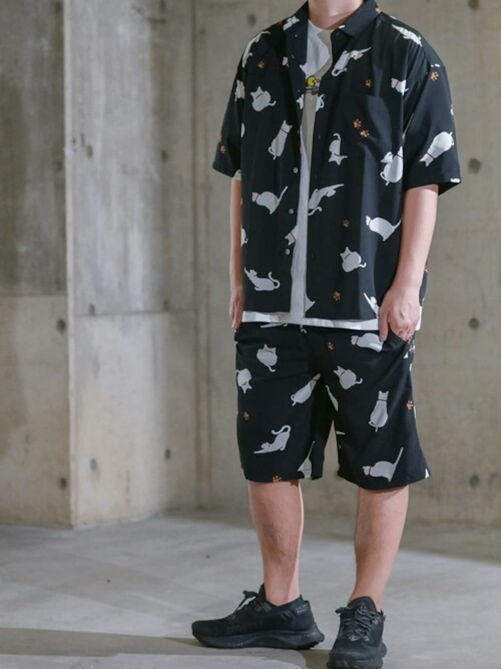 「セットアップ、ショートパンツ、Tシャツ、ルームウェア、休日スタイル、ハーフパンツ、ショーツ、シャツスタイル、夏コーデ、半袖シャツ」｜「Naive magicの【a】シルクタッチポリエステル総柄半袖シャツ（シャツ/ブラウス、ブラック系）」を使った、JOHNSCLOSETさん（メンズ・171cm）の夏コーディネートの1枚目の写真