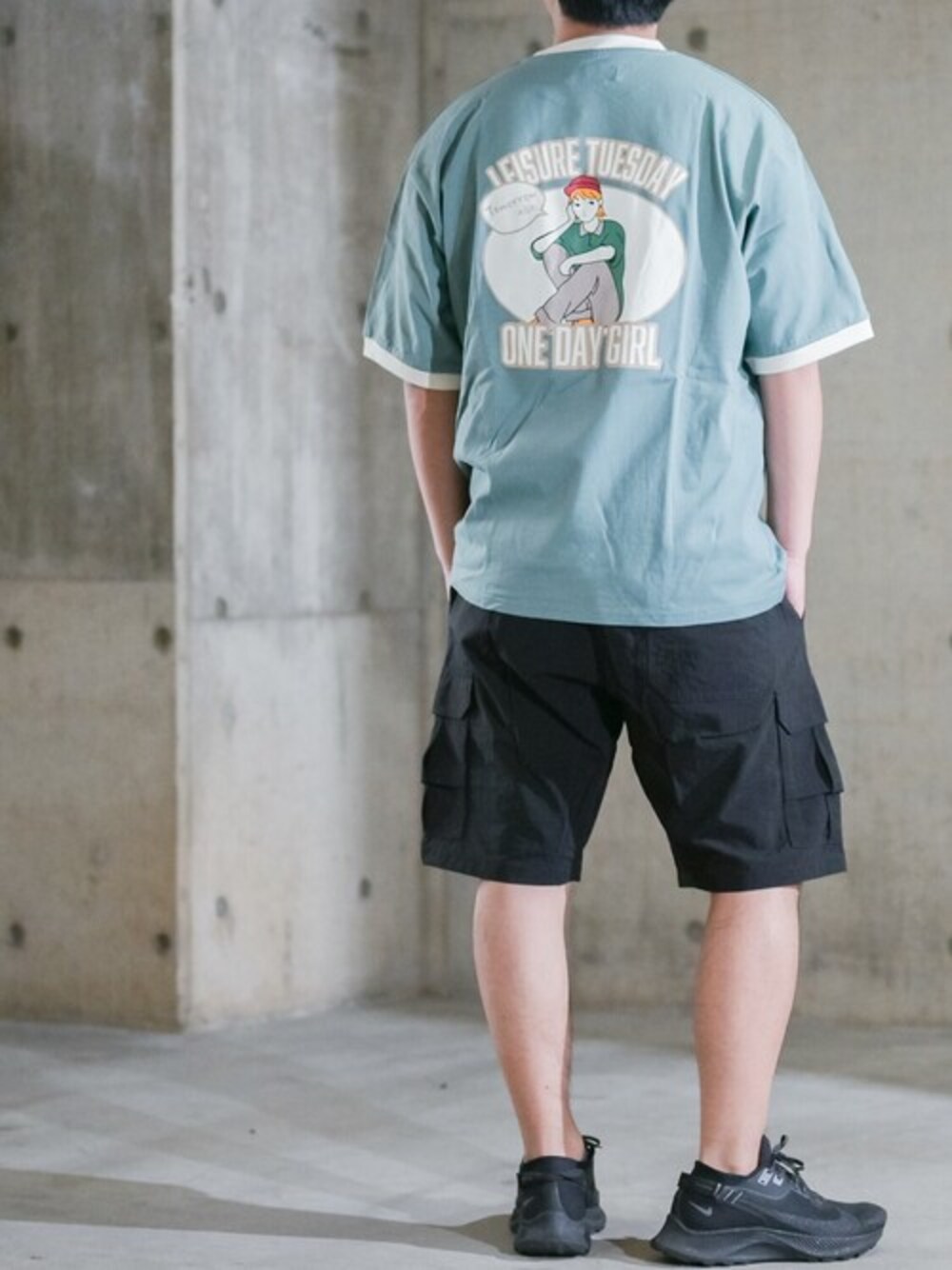 グリーン系のTシャツ/カットソー、ブラック系のその他パンツを着用したメンズの夏コーディネートの1枚目の写真