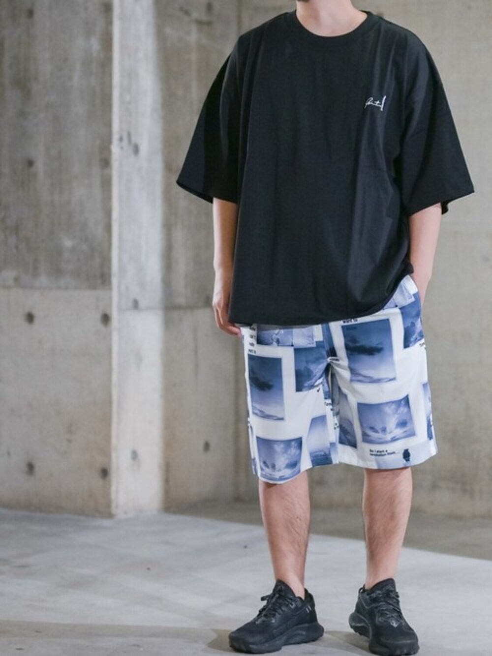 「ショートパンツ、Tシャツ、ハーフパンツ、ビックシルエット、プリントT、夏コーデ、ゆるコーデ、ラクチンコーデ、半袖、シェフパンツ」｜「JOHN'S CLOSETの【2】ヘビーウェイト フロント刺繍バッグプリントBIGTシャツ（Tシャツ/カットソー、ブラック系）」を使った、JOHNSCLOSETさん（メンズ・171cm）の夏コーディネートの1枚目の写真