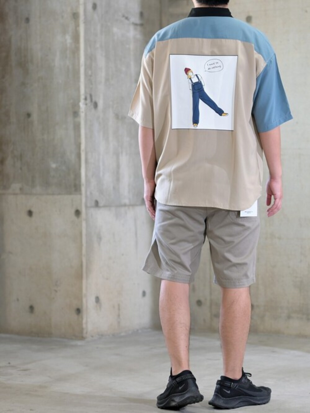 「ショートパンツ、休日スタイル、ハーフパンツ、ベージュパンツ、シャツスタイル、夏コーデ、ラクチンコーデ、半袖シャツ、半袖」｜「Limited Line Naive Magicの【a】シルクタッチ ポリエステル バックプリント半袖シャツ（シャツ/ブラウス、その他）」を使った、JOHNSCLOSETさん（メンズ・171cm）の夏コーディネートの1枚目の写真