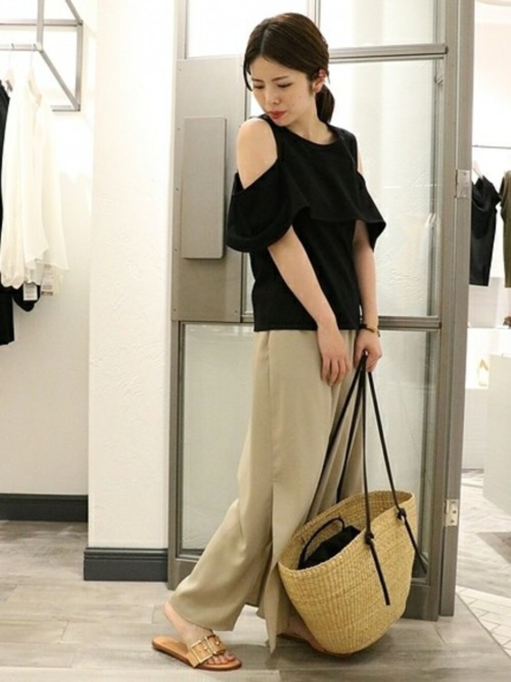 グリーン系のその他パンツ、ブラック系のTシャツ/カットソーを着用したレディースの夏コーディネートの1枚目の写真