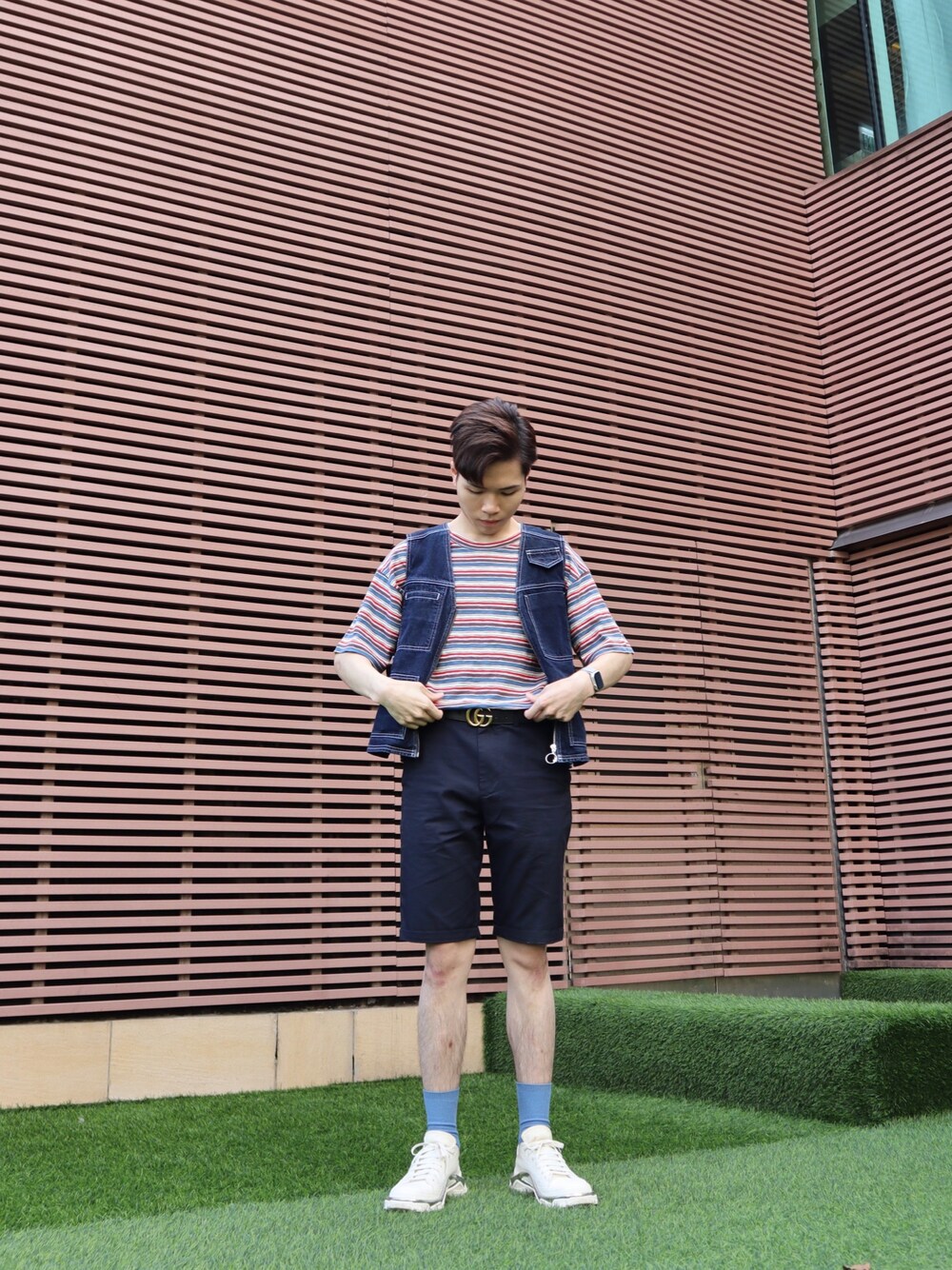 「ootd、夏、休閒搭配、丹寧、街頭穿搭、条纹T、球鞋、混搭叠穿、oversize」｜「collusionのアイテム（その他アウター、ブルー系）」を使った、Kyleさん（メンズ・175cm）の春コーディネートの1枚目の写真