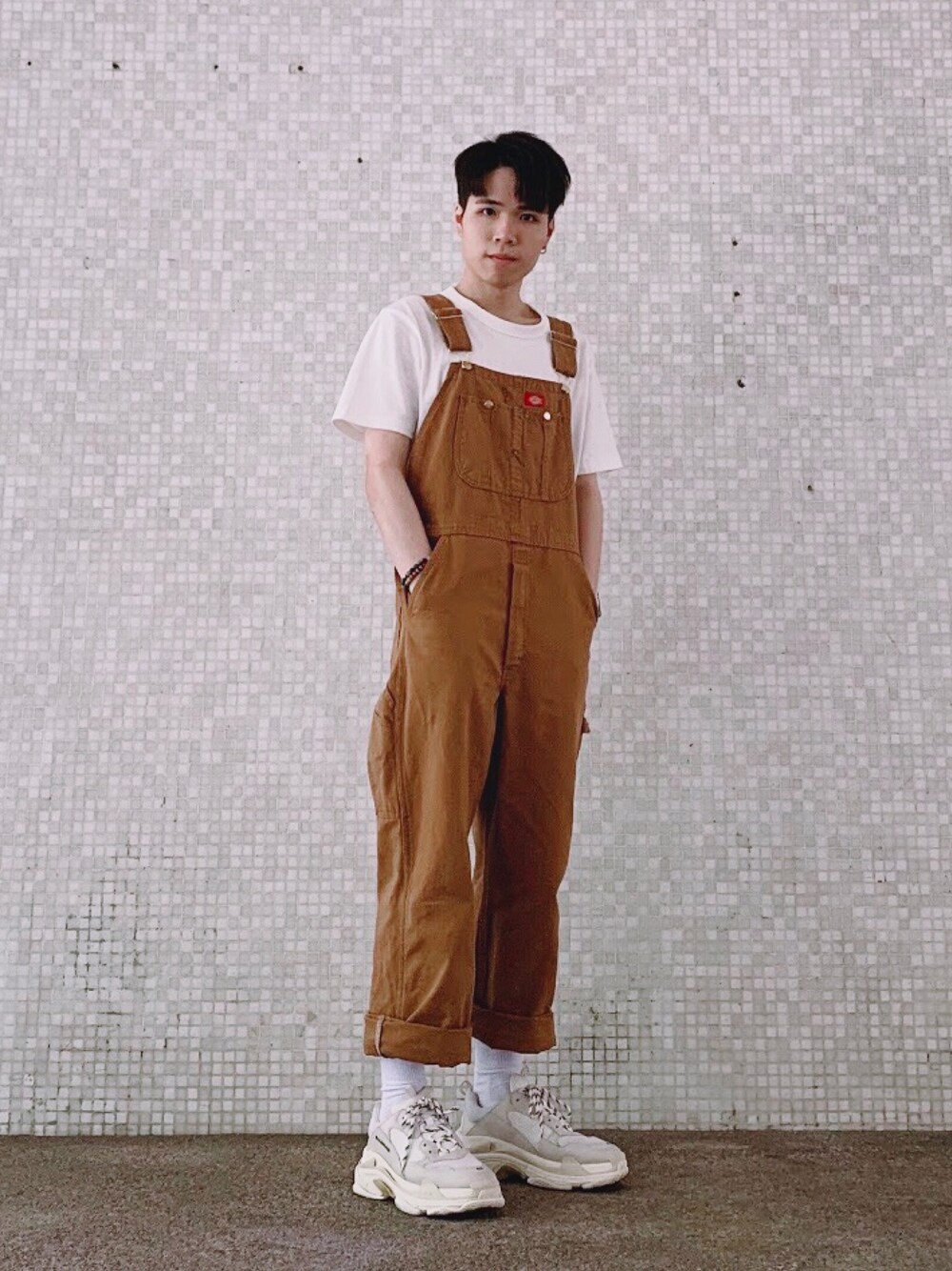 「ootd、夏、休閒搭配、白T、街頭穿搭、BALENCIAGA、oversize、宽松」｜「Dickiesのアイテム（つなぎ/オールインワン、ベージュ系）」を使った、Kyleさん（メンズ・175cm）の春コーディネートの1枚目の写真