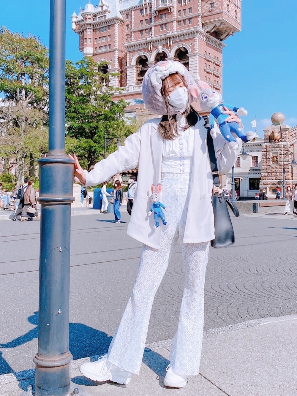 「ディズニーコーデ、ディズニーシー、ディズニー、ホワイト、ホワイトコーデ、ズートピア、melt the lady」｜「GUのアイテム（ジャケット/アウター、ホワイト系）」を使った、rmiさん（レディース・160cm）の春コーディネートの1枚目の写真