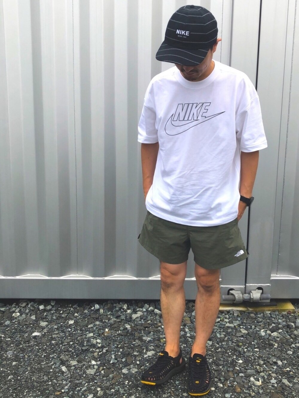 「NIKE、白Tシャツ、ナイキ、THE NORTH FACE、スポーツミックス、ショーツ、夏だ！Tシャツ着よう！、夏コーデ、キャップ、おしゃれさんと繋がりたい」｜「NIKEのナイキ SB ヘリテージ86 スケートボードキャップ（キャップ、ブラック系）」を使った、yosukeさん（メンズ・173cm）の夏コーディネートの1枚目の写真