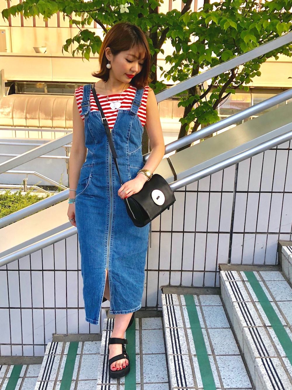 「カジュアル、リラックススタイル、ボーダー、デニムワンピース、テバ、ショルダーバッグ、夏コーデ、スポーツサンダル」｜「PAPILLONNERの【Kawa-Kawa（カワカワ）】Buttonショルダーミニ（ショルダーバッグ、ブラック系）」を使った、minimi_nln0804 さん（レディース・151cm）の春コーディネートの1枚目の写真