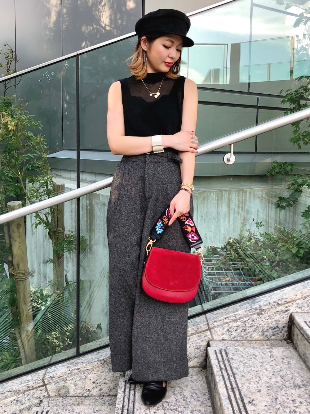 「ワイドパンツ、ブラックコーデ、キャスケット、さし色、赤、刺繍、秋のコーデ」｜「PAPILLONNERの【M★BRC エム・ビー・アール・シー】（ショルダーバッグ、レッド系）」を使った、minimi_nln0804 さん（レディース・151cm）の夏コーディネートの1枚目の写真