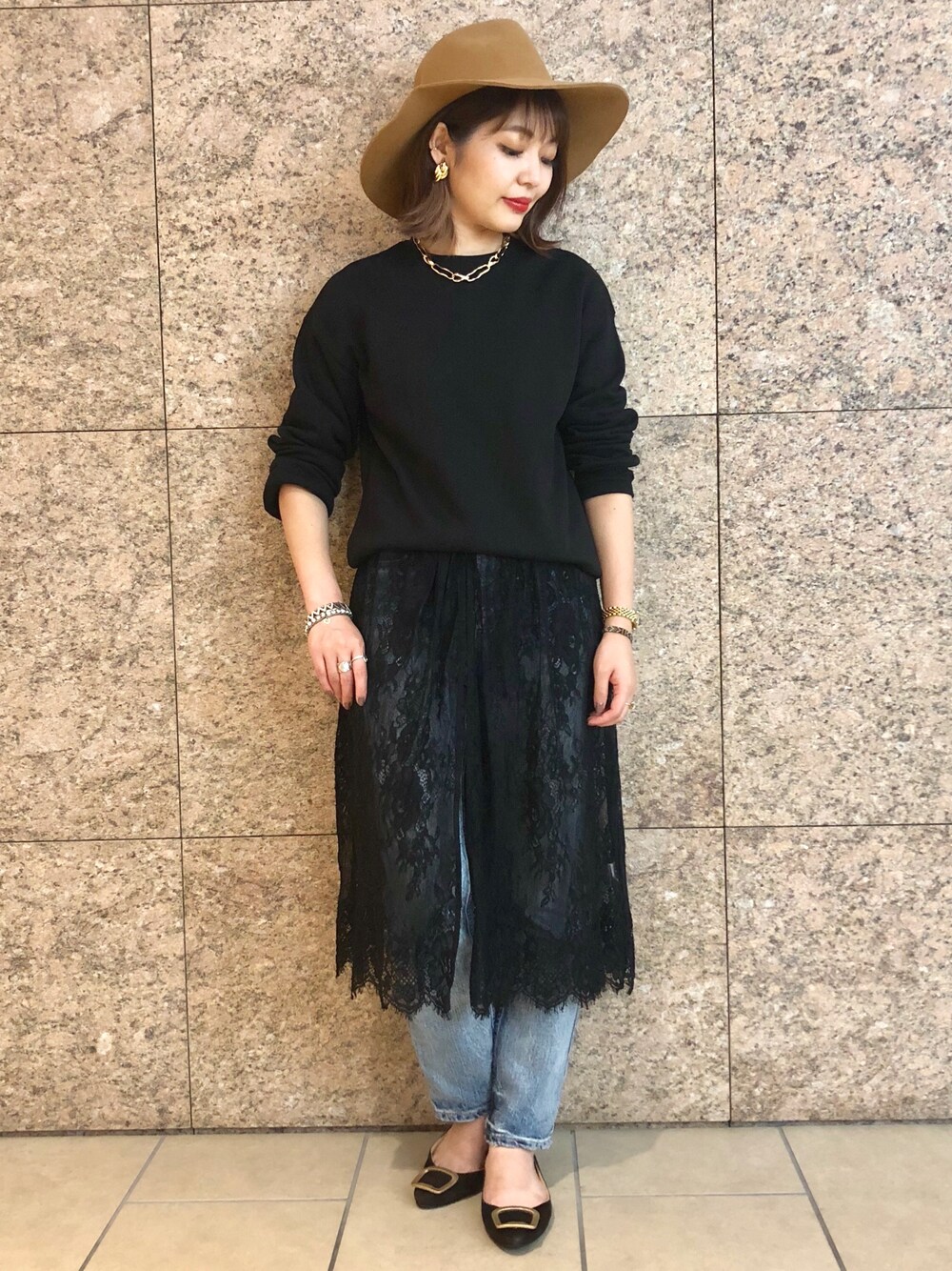 「秋服、秋コーデ、大人カジュアル、スウェット、GU、デニム、ハット、黒」｜「GUのアイテム（スウェット、ブラック系）」を使った、minimi_nln0804 さん（レディース・151cm）の秋コーディネートの1枚目の写真