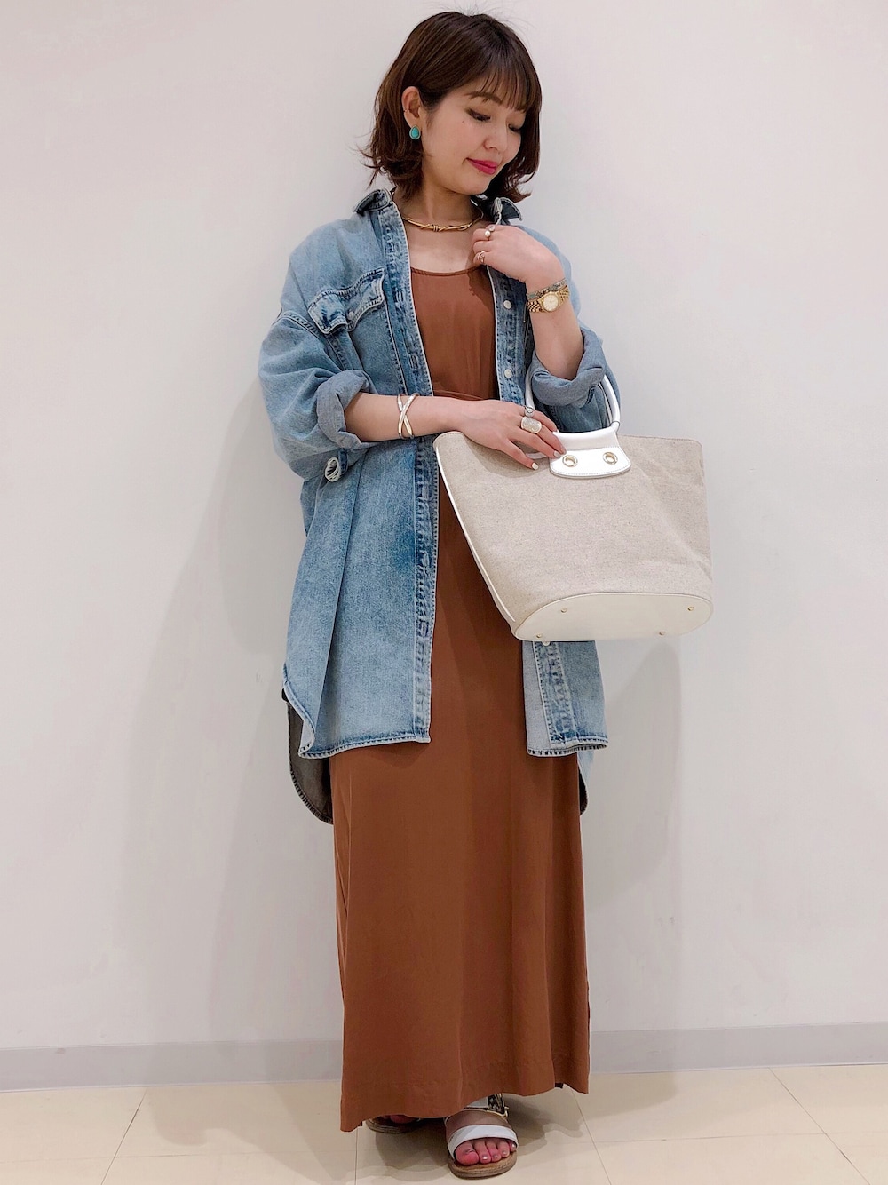 「オトナカジュアル、低身長、デニムシャツ、ワンピース、ブラウンコーデ、リラックススタイル、白バック」｜「PAPILLONNERの丸手バケツトートバッグ（トートバッグ、ホワイト系）」を使った、minimi_nln0804 さん（レディース・151cm）の春コーディネートの1枚目の写真