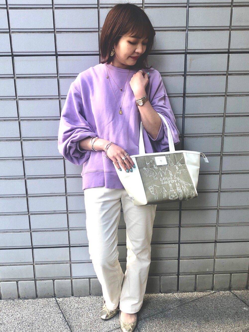 「シンプル、パンツスタイル、低身長コーデ、春コーデ、スウェット、ラベンダー、ホワイトパンツ、コーデュロイ」｜「PAPILLONNERのアイテム（トートバッグ、ベージュ系）」を使った、minimi_nln0804 さん（レディース・151cm）の冬コーディネートの1枚目の写真