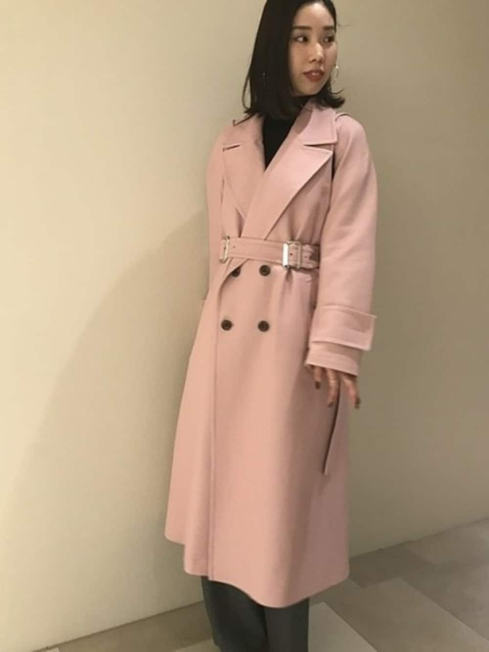 ピンク系のその他アウター、グレー系のその他パンツ、ブラック系のニット/セーターを着用したレディースの冬コーディネートの1枚目の写真