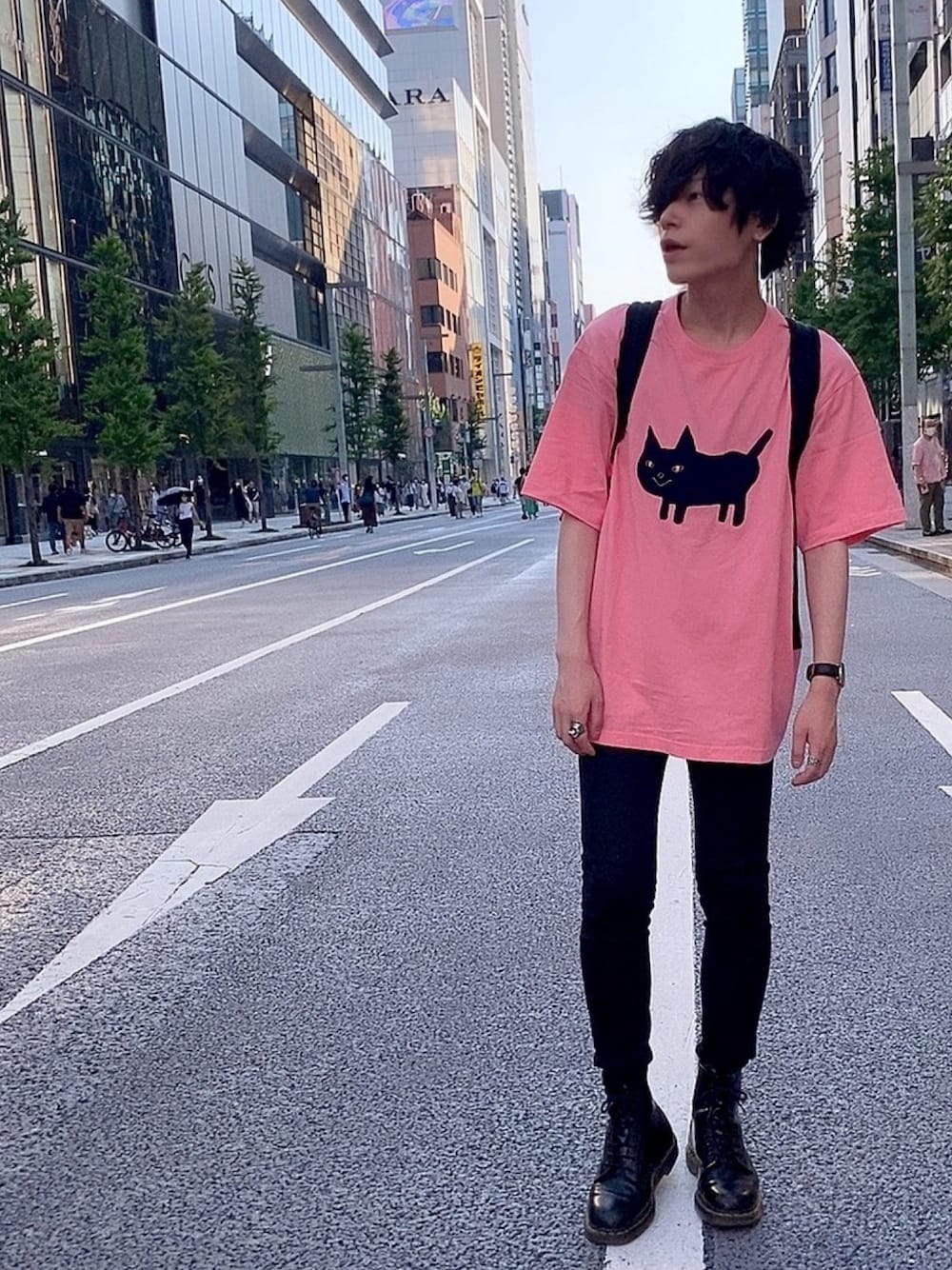 「シンプルコーデ、夏コーデ、休日スタイル、UNIQLO、UT、LAD MUSICIAN、米津玄師、Dr.Martens、黒スキニー」｜「UNIQLOのアイテム（Tシャツ/カットソー、ピンク系）」を使った、える🌾米民さん（メンズ・173cm）の夏コーディネートの1枚目の写真