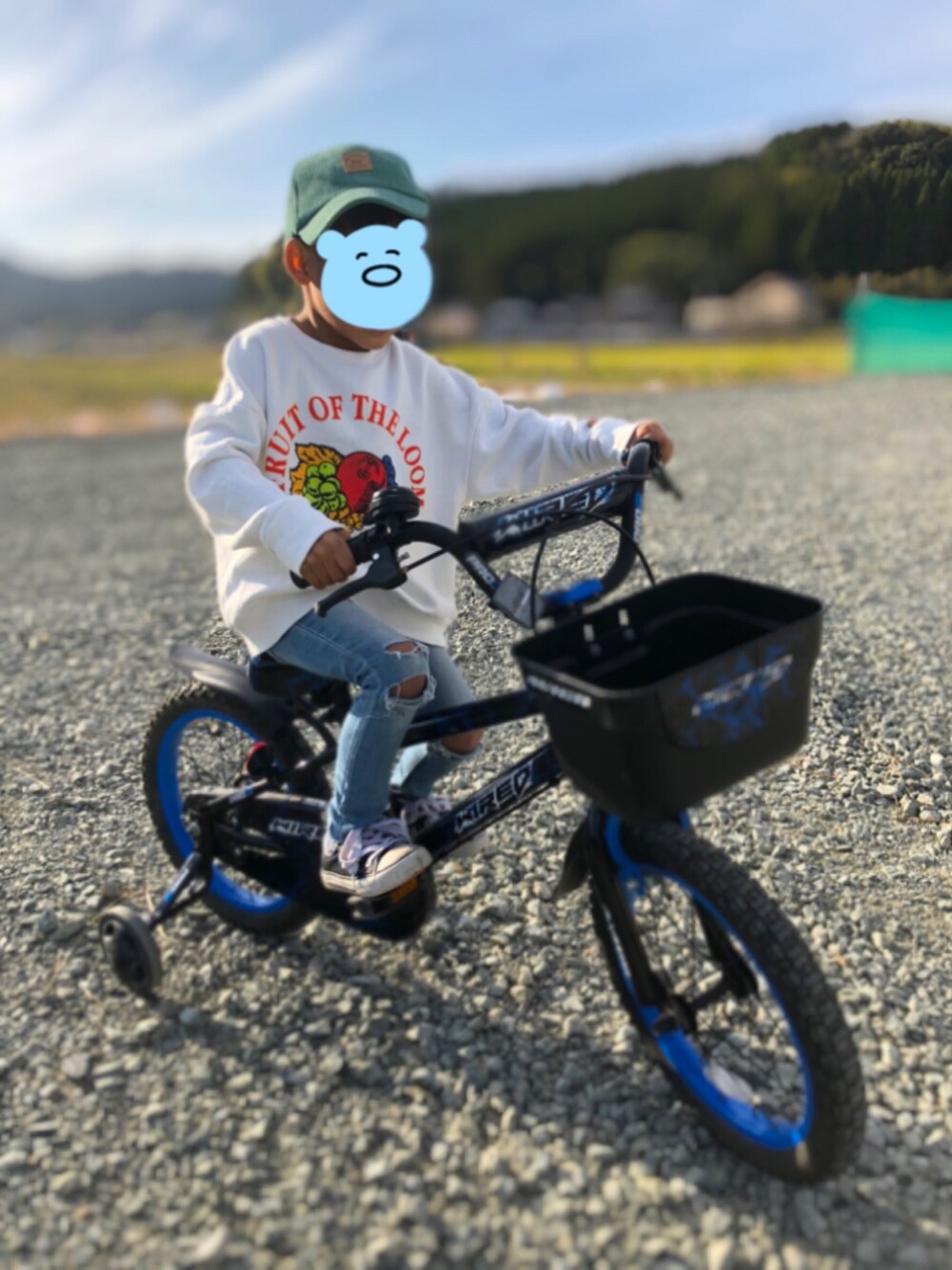 「カジュアルコーデ、キッズコーデ、キッズファッション、プチプラ、息子コーデ、男の子コーデ」｜「FRUIT OF THE LOOMのアイテム（スウェット、ホワイト系）」を使った、3kids mamaさん（キッズ・110cm）の冬コーディネートの1枚目の写真