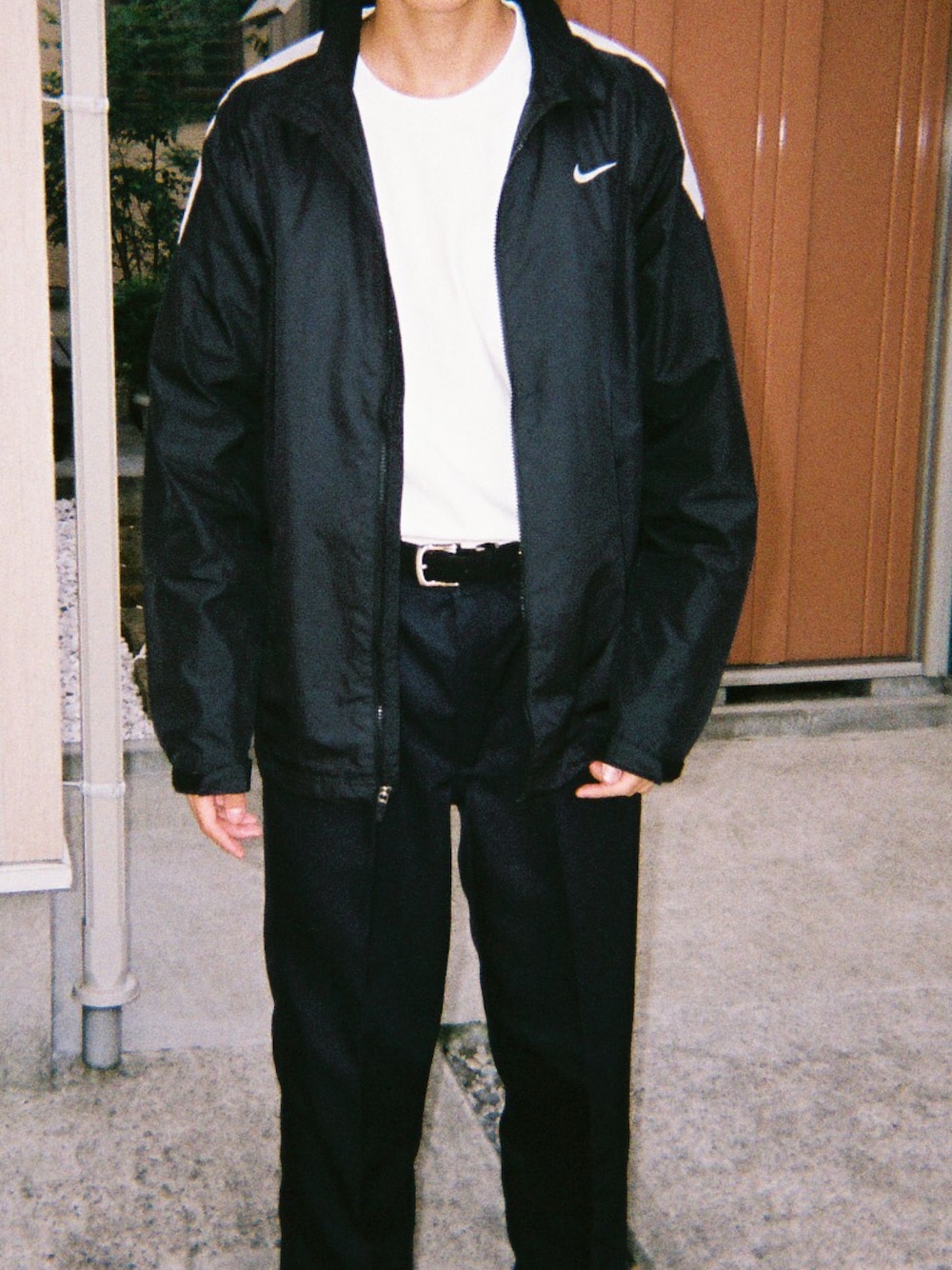 「ナイキ、作業着、UNIQLO」｜「NIKEのアイテム（その他アウター、ブラック系）」を使った、中澤さん（メンズ・180cm）の秋コーディネートの1枚目の写真