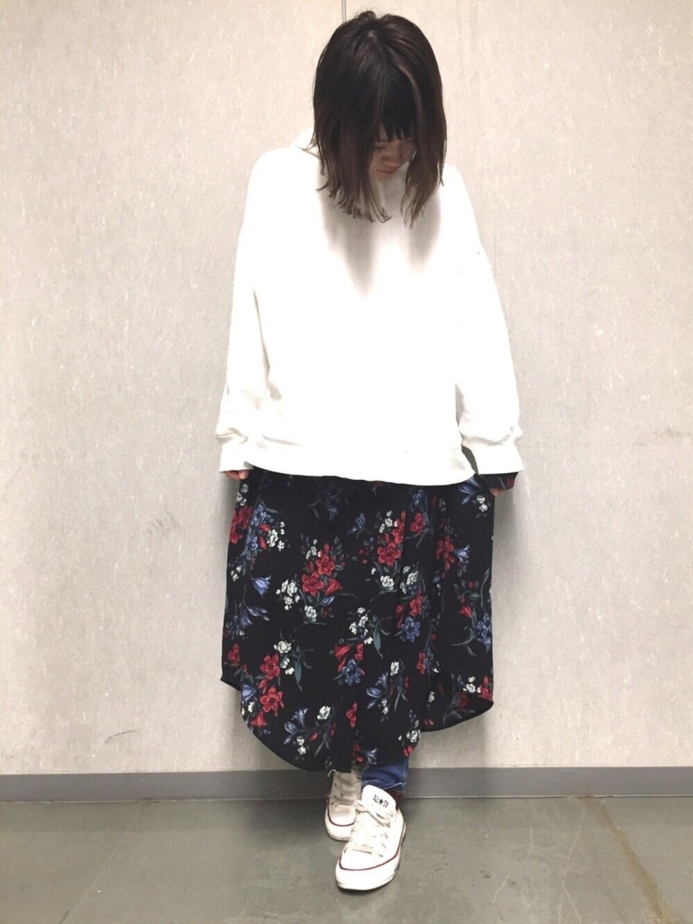 「花柄、ワンピース、パーカー、converse、春コーデ、ootd」｜「JEANASISのフーディ/744691 （パーカー、ホワイト系）」を使った、ゆーかさん（レディース・155cm）の春コーディネートの1枚目の写真