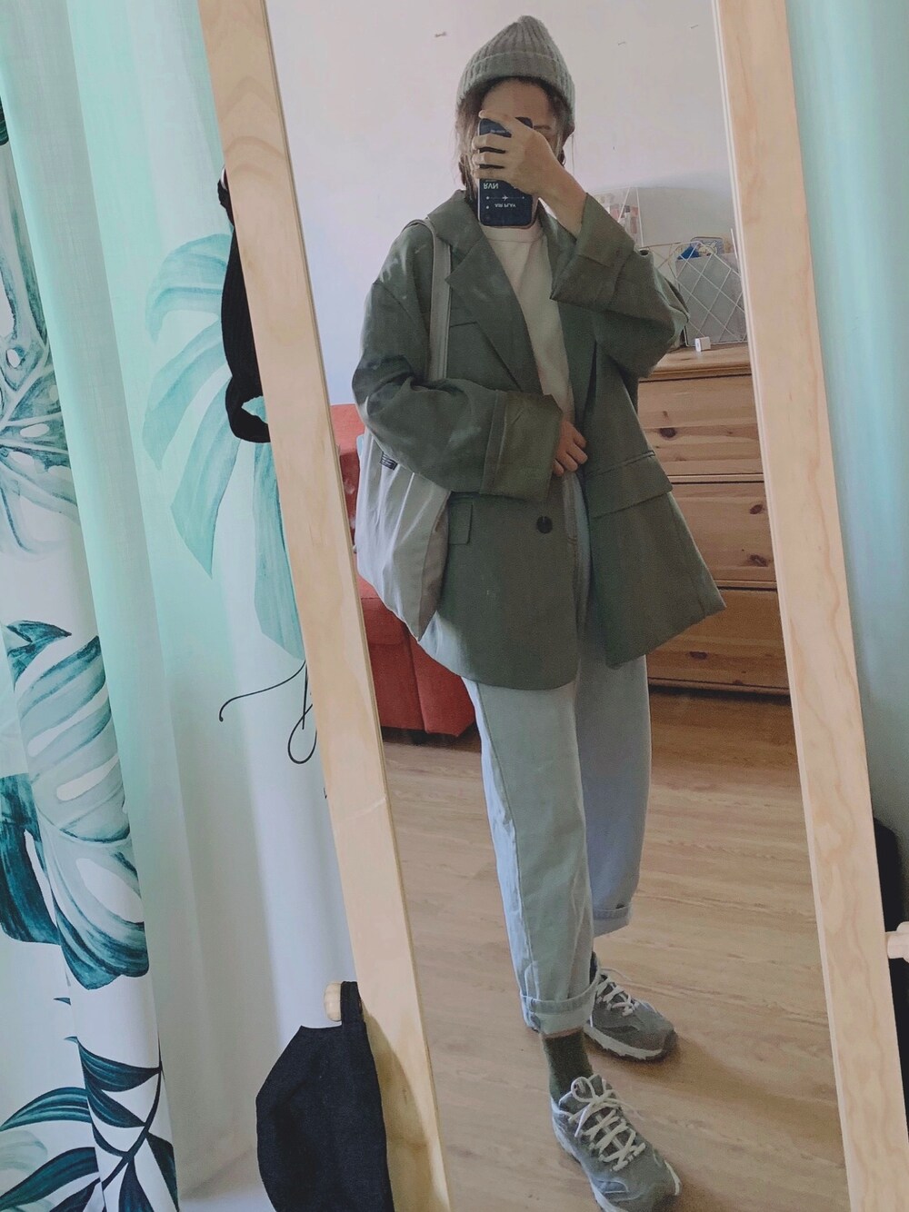 「休闲」｜「UNIQLOのアイテム（Tシャツ/カットソー、ベージュ系）」を使った、PollyJabeさん（レディース・165cm）の秋コーディネートの1枚目の写真
