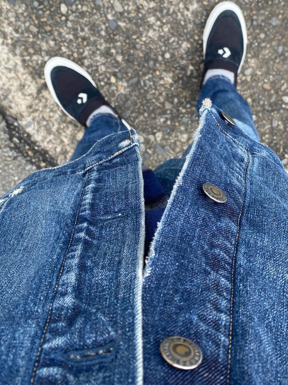 「デニムオンデニム」｜「CONVERSEのアイテム（スニーカー、ブラック系）」を使った、jjjjjjkkkk さん（メンズ・172cm）の春コーディネートの1枚目の写真
