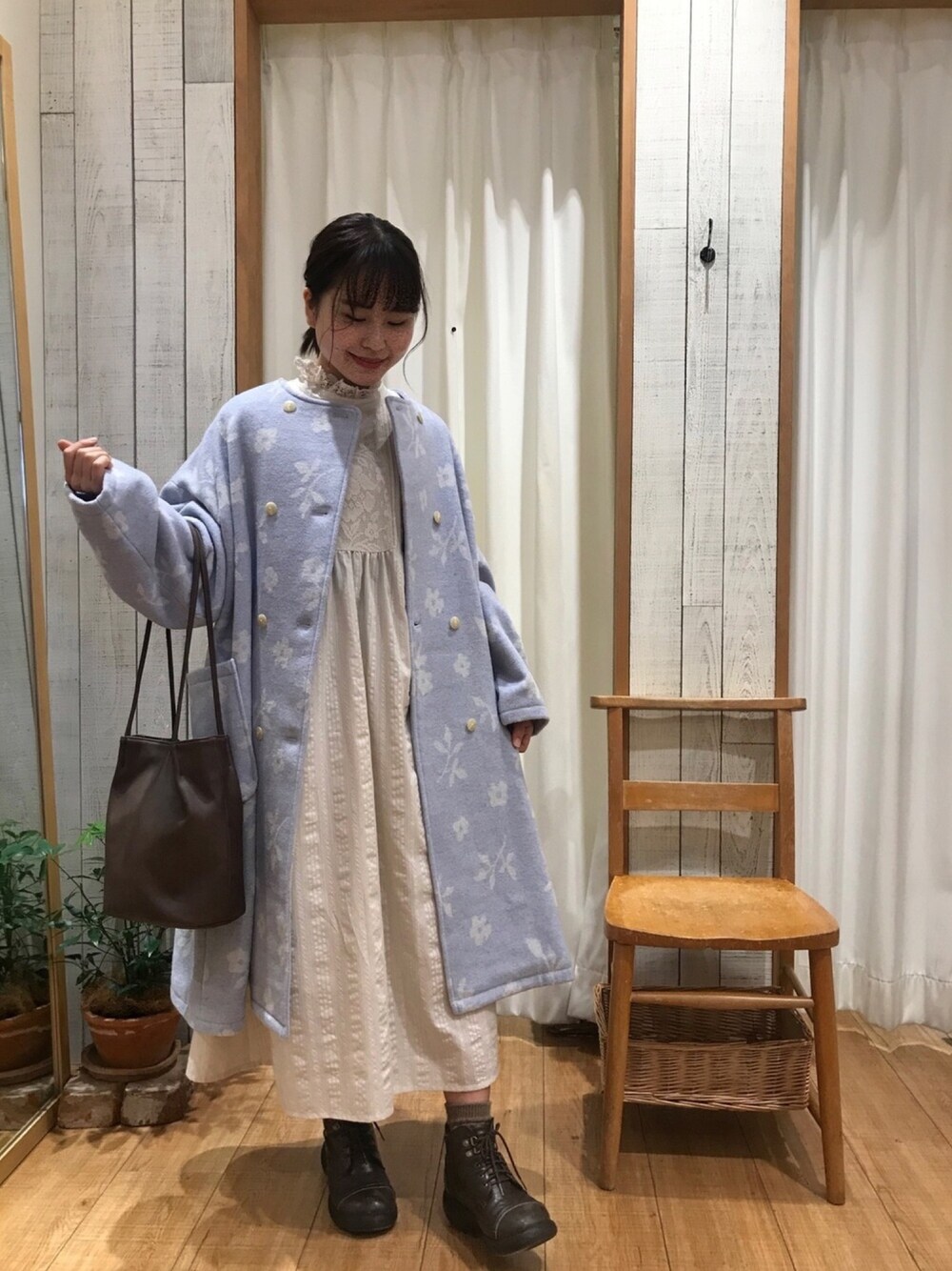 ブルー系のその他アウター、ブラウン系のショルダーバッグ、ホワイト系のワンピースを着用したレディースの秋コーディネートの1枚目の写真