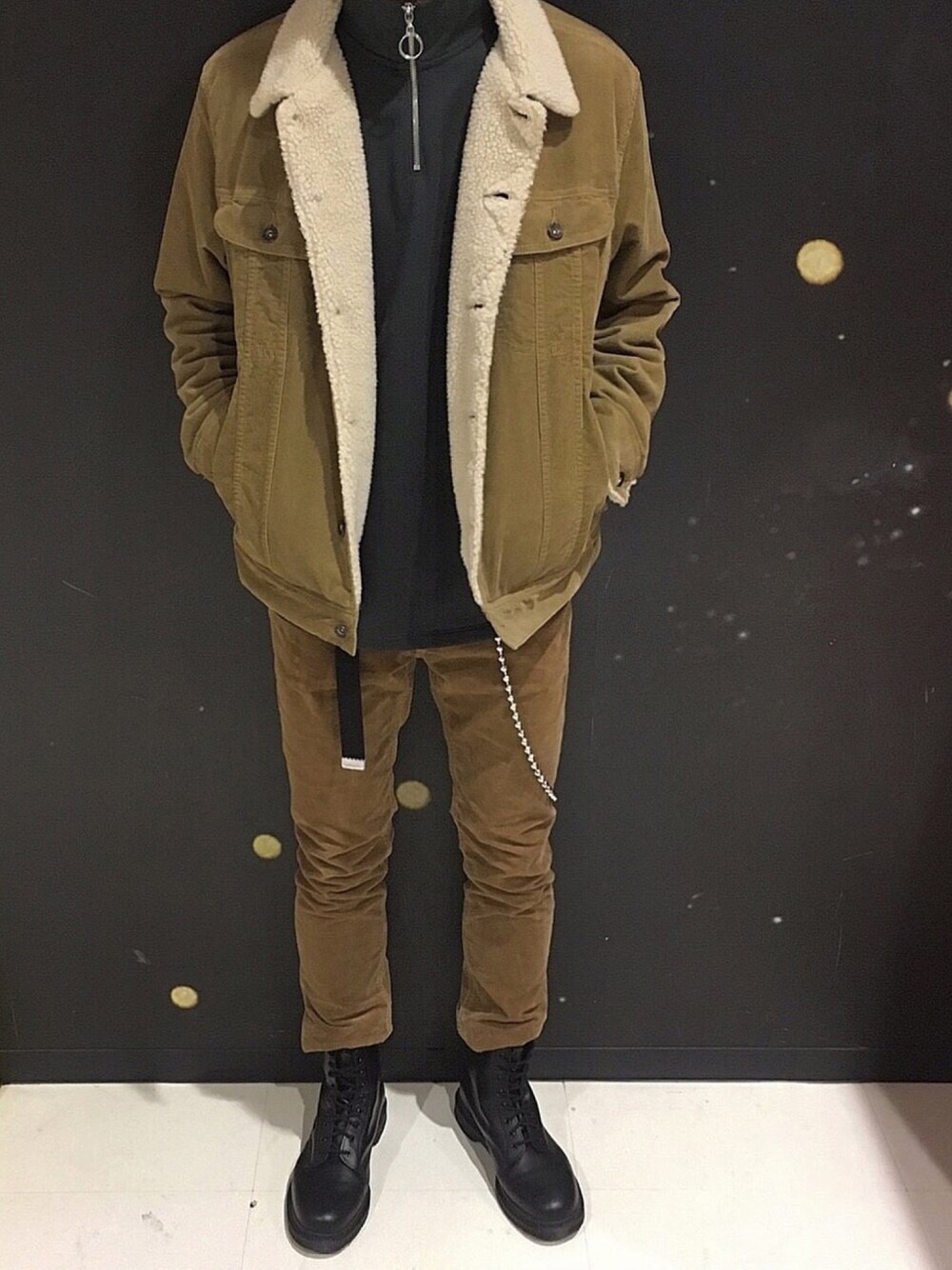 「GU、H&M、Dr.Martens、よみうりランド、プチプラ、DrMartens、コーデュロイ、コーデュロイパンツ」｜「Dr. MartensのDr.Martens （ドクターマーチン） / 8ホール ブーツ 1460 MONO 8EYE BOOT （ブーツ、ブラック系）」を使った、𝗝𝗨𝗞𝗜さん（メンズ・181cm）の秋コーディネートの1枚目の写真
