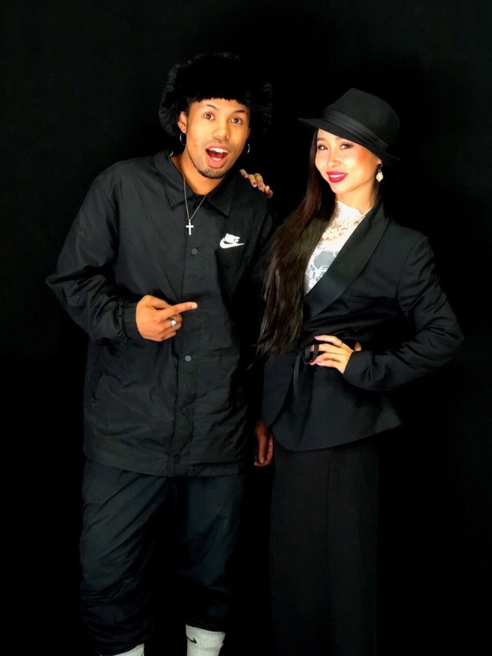 「コーチジャケット、シンプルコーデ、ブラック、ファー帽子、NIKE、nike sb 、黒人、ドラフトナイキ、ナイキ、オールブラック」｜「NIKEのNIKE AS M NSW JKT HD WVN HYBRID (BLACK/WHITE/(WHITE))（ナイロンジャケット、ブラック系）」を使った、Joshuaさん（メンズ・177cm）の秋コーディネートの1枚目の写真