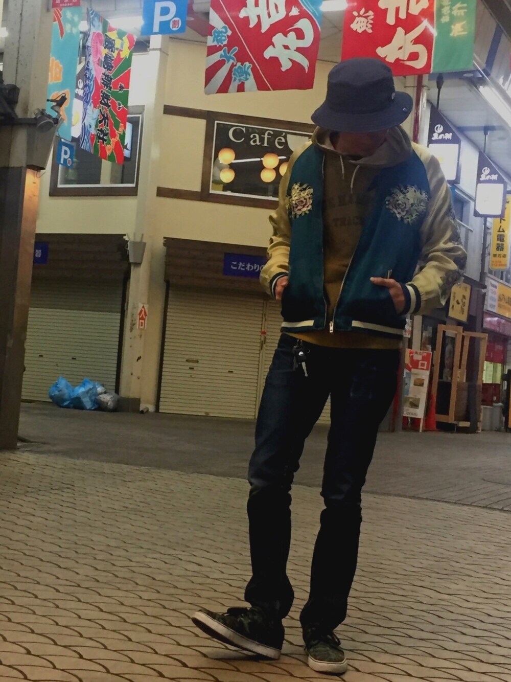 「スカジャン、春、春コーデ、ニューエラ、シンプル、リーバイス、スキニー、ハット、ナイキ」｜「NEW ERAのNEWERA BUCKET-01 HAT LIGHT SWEAT NAVY（ハット、ブルー系）」を使った、とーるさん（メンズ・178cm）の春コーディネートの1枚目の写真