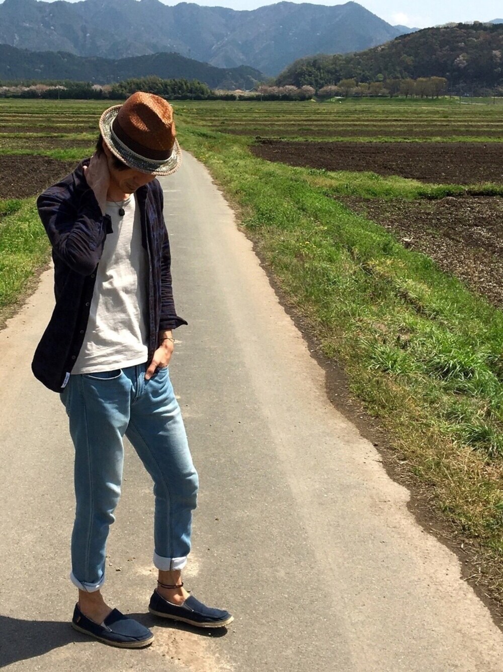 「春、シンプル、オトナカジュアル、UNIQLO、GOSTAR DE FUGA、VANS、麦わら帽子、RAGEBLUE」｜「RAGEBLUEのガラポケツキ半袖Tシャツ/550978（Tシャツ/カットソー、グレー系）」を使った、とーるさん（メンズ・178cm）の春コーディネートの1枚目の写真