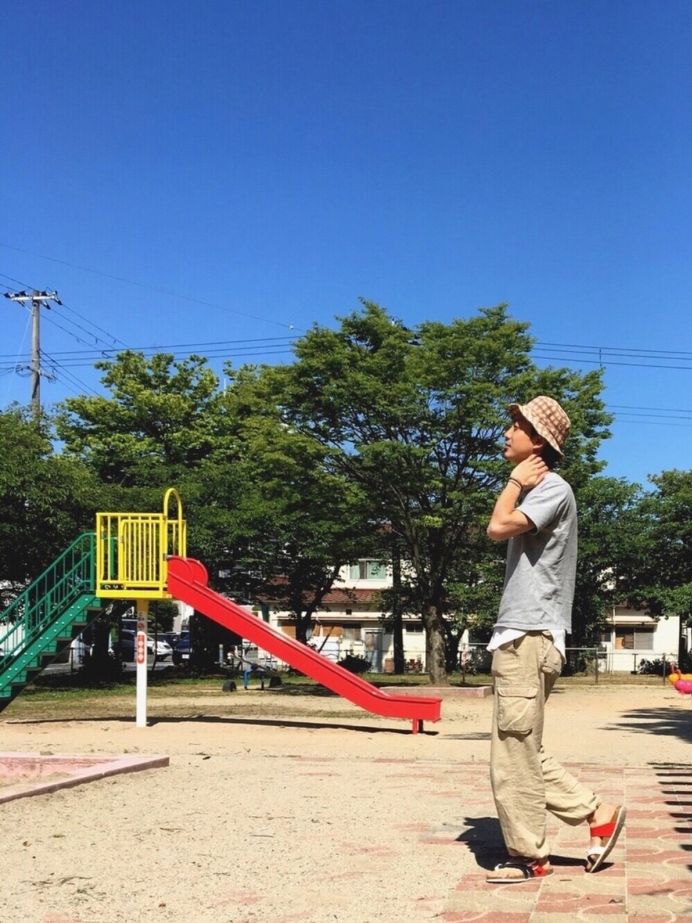 「休日スタイル、ポケットＴシャツ、公園、公園スタイル、カーゴパンツ、レイジブルー、レイヤードスタイル、レイヤード」｜「DECADE STANDARDのアイテム（ハット、ベージュ系）」を使った、とーるさん（メンズ・178cm）の夏コーディネートの1枚目の写真