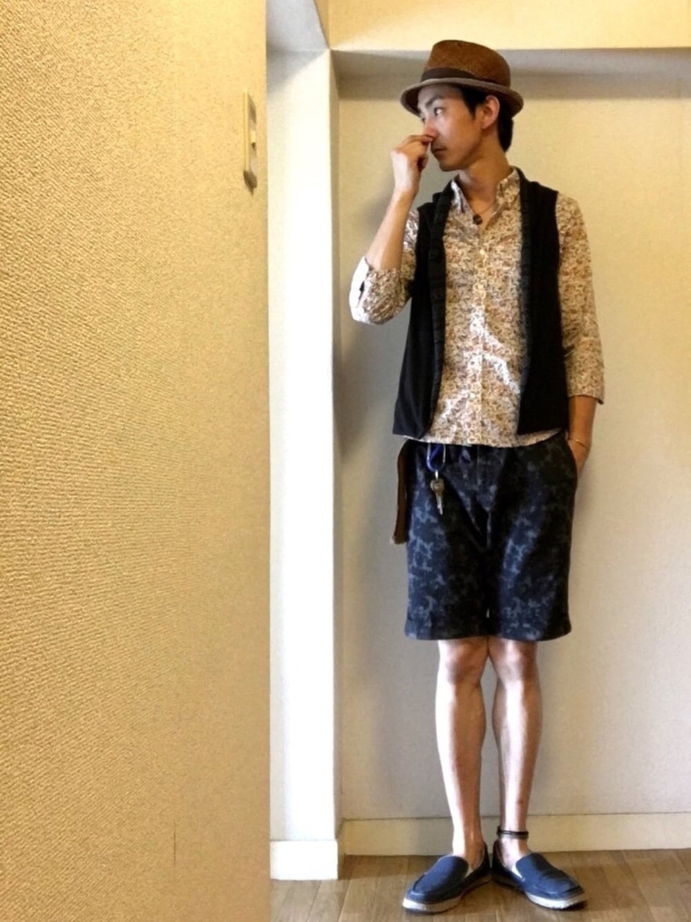 「すね毛男子、夏、シャツコーデ、ベスト、花柄、麦わら帽子、短パン、脱毛男子、休日スタイル、サマースタイル」｜「no brandのアイテム（帽子、ブラウン系）」を使った、とーるさん（メンズ・178cm）の夏コーディネートの1枚目の写真
