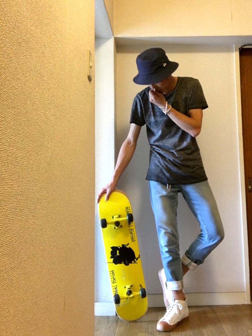 「スケータースタイル、スケボー、Tシャツ、サマースタイル、ハイカットスニーカー、ストリートMIX、すね毛男子、ニューエラ、UNIQLO、エレメント」｜「NEW ERAのNEWERA GOLF BUCKET-01 HAT PIQUE COOLMAX NAVY（ハット、ブルー系）」を使った、とーるさん（メンズ・178cm）の夏コーディネートの1枚目の写真
