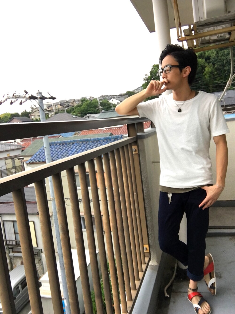 「夏、白Tシャツ、High street、GU、THE SHOP TK、サンダル、URBAN RESEARCH、めがね、メガネ男子」｜「KANEKO OPTICALのKANEKO OPTICAL×URBAN RESEARCH　眼鏡（飾り有）（メガネ、ブラック系）」を使った、とーるさん（メンズ・178cm）の夏コーディネートの1枚目の写真
