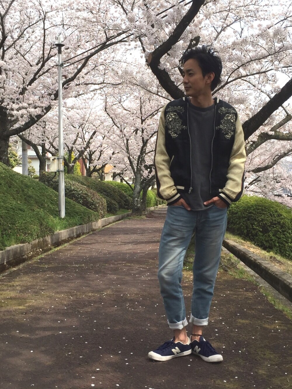 「桜、散歩、スカジャン、リーバイス、ニューバランス、UNIQLO、春コーデ」｜「NEW BALANCEのPro Court（スニーカー、ブルー系）」を使った、とーるさん（メンズ・178cm）の夏コーディネートの1枚目の写真