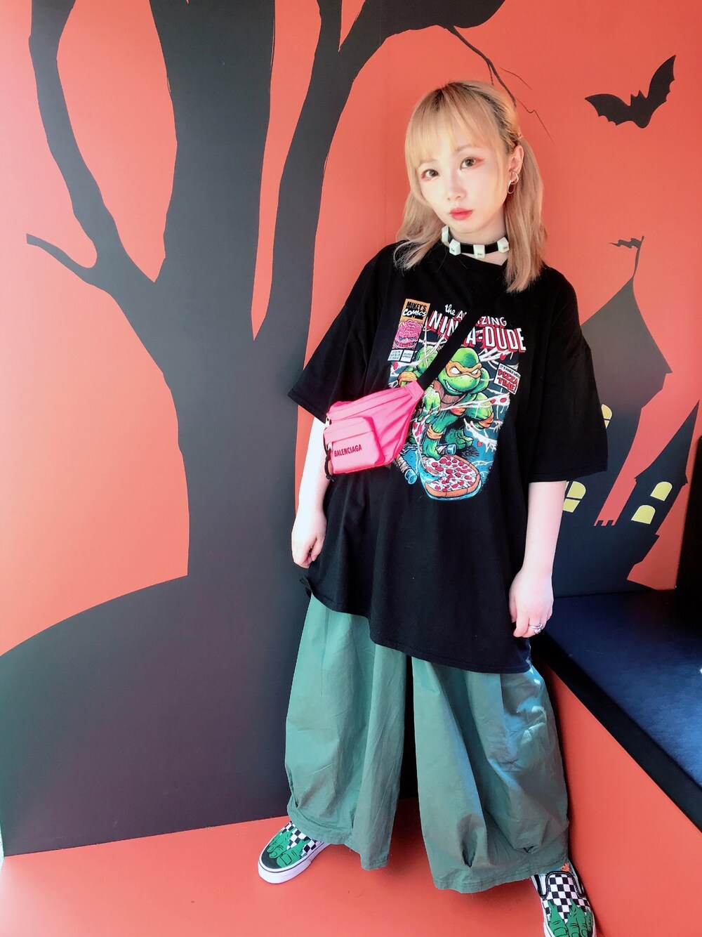 「Devilish、BALENCIAGA、ootd、VANS、夏、街頭穿搭、ストリート、球鞋、スニーカー、休閒」｜「Balanciagaのアイテム（ボディバッグ/ウエストポーチ、ピンク系）」を使った、cindyさん（レディース・148cm）の秋コーディネートの1枚目の写真