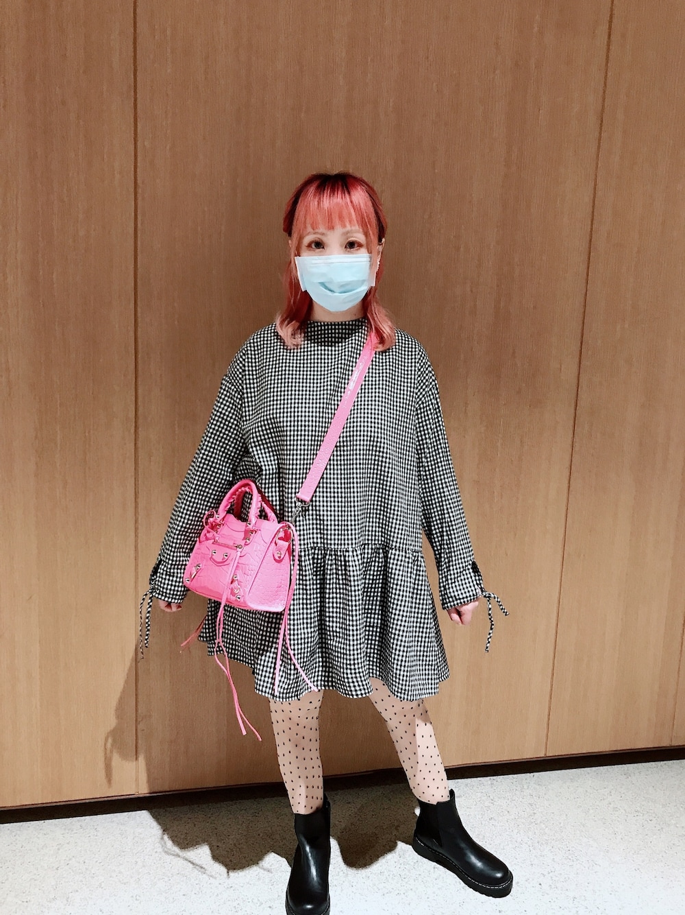 ピンク系のバッグを着用したレディースの秋コーディネートの1枚目の写真