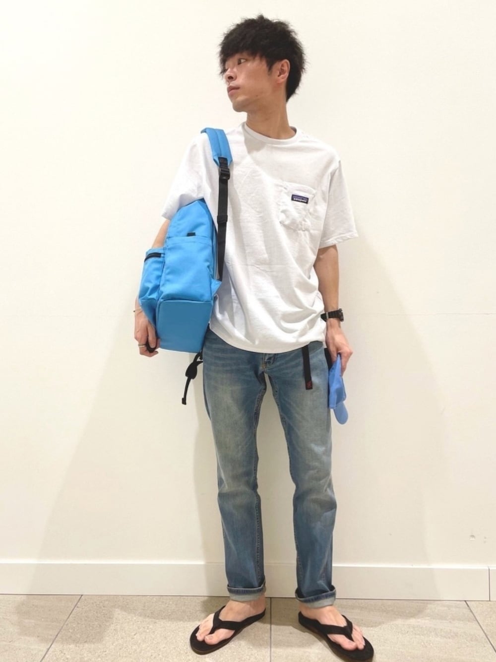「デニム、シンプル、アウトドアスタイル、patagonia、グラミチ、シンプルコーデ、GRAMICCI、夏コーデ、シンプルスタイル、カジュアルコーデ」｜「SMLの【別注】SML×DOORS　デイパック（バックパック/リュック、ブルー系）」を使った、みやさんさん（メンズ・171cm）の夏コーディネートの1枚目の写真