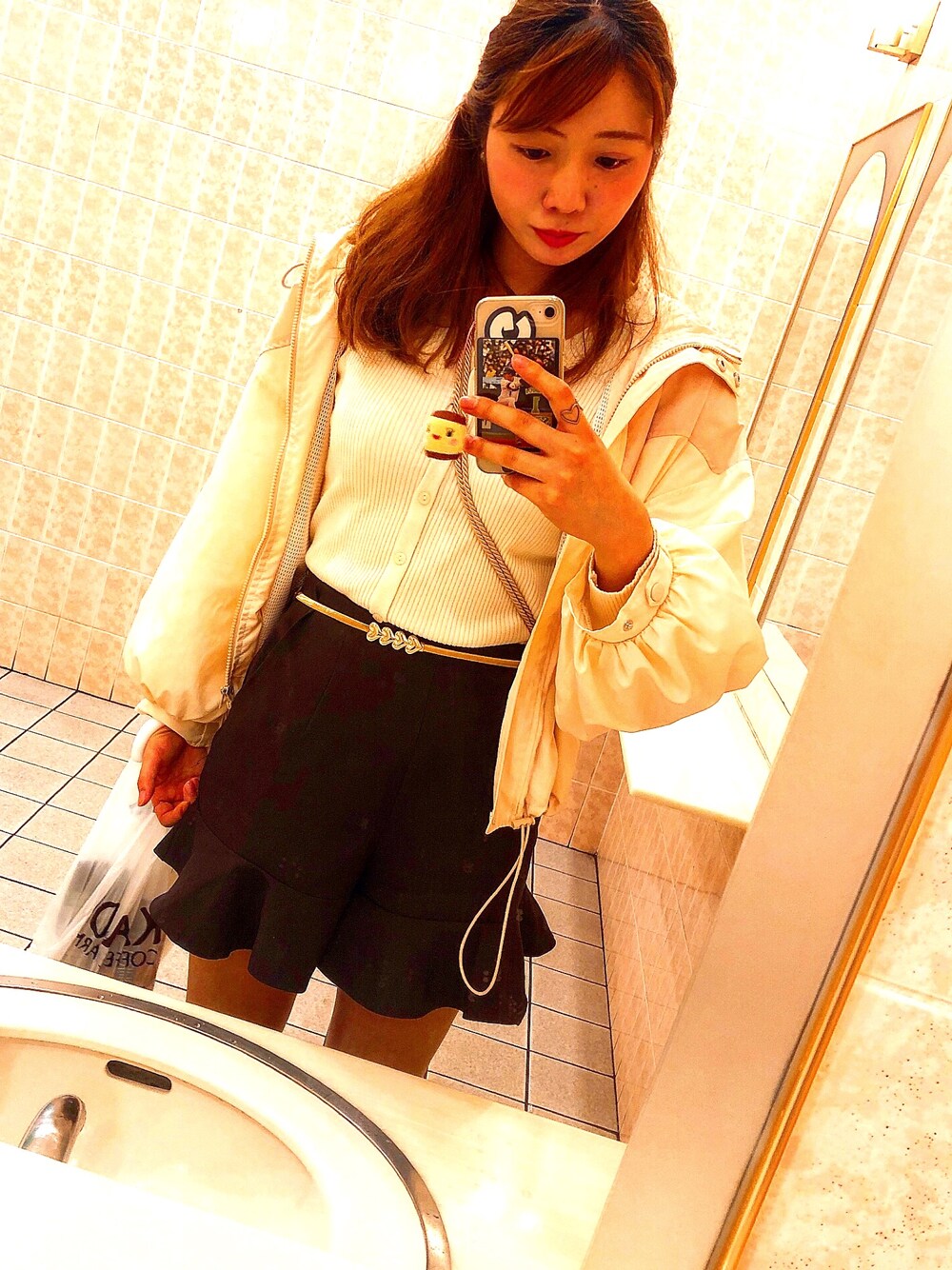 「休日スタイル、one after another NICE CLAUP、who's who chico、春コーデ、マウンテンパーカー、ショートパンツ、フリル、おでかけ」｜「one after another NICE CLAUPのアイテム（マウンテンパーカー、ベージュ系）」を使った、akaneさん（レディース・170cm）の春コーディネートの1枚目の写真