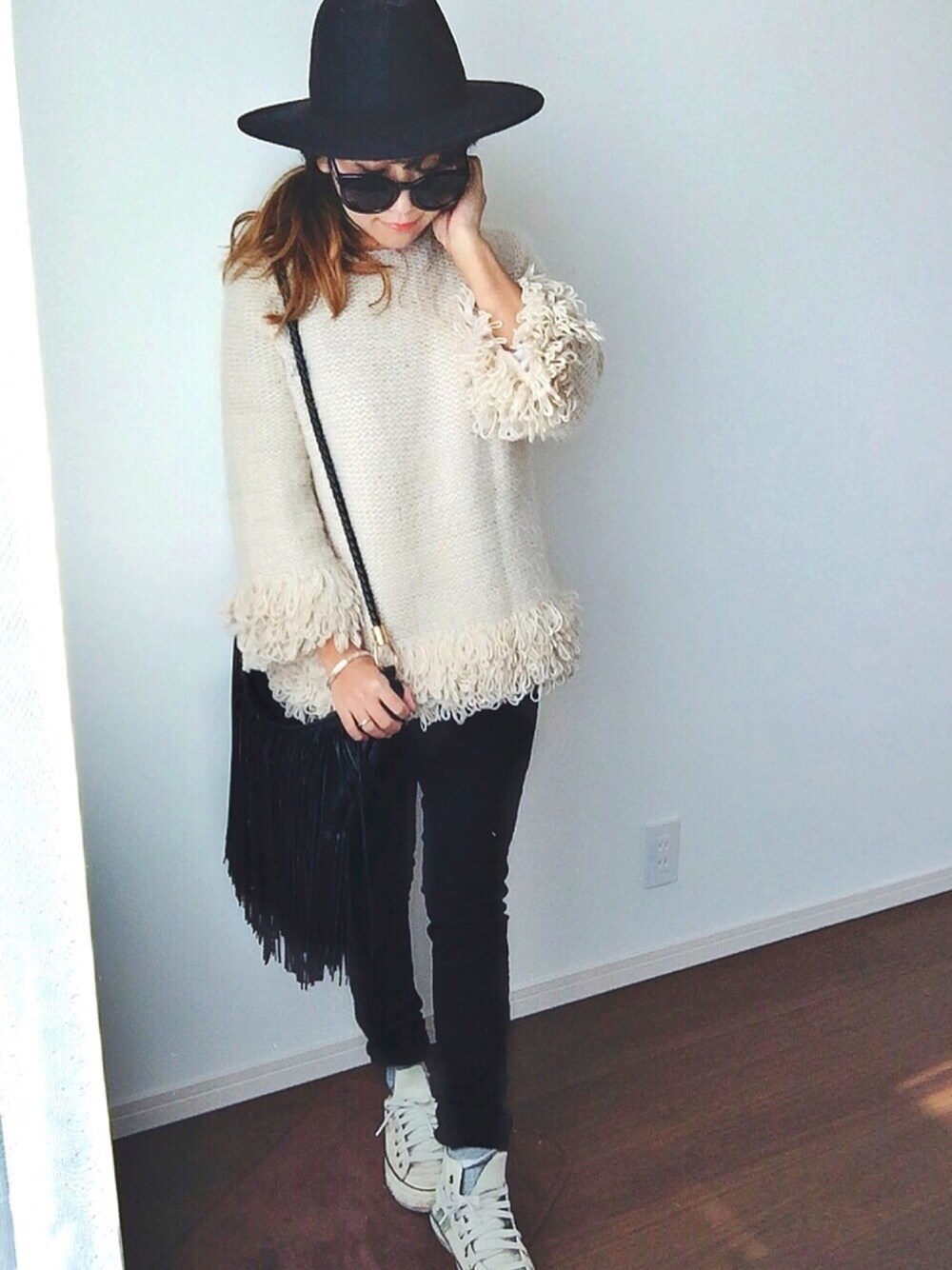 ベージュ系のニット/セーター、ブラック系のその他パンツ、ブラック系のショルダーバッグを着用したレディースの冬コーディネートの1枚目の写真