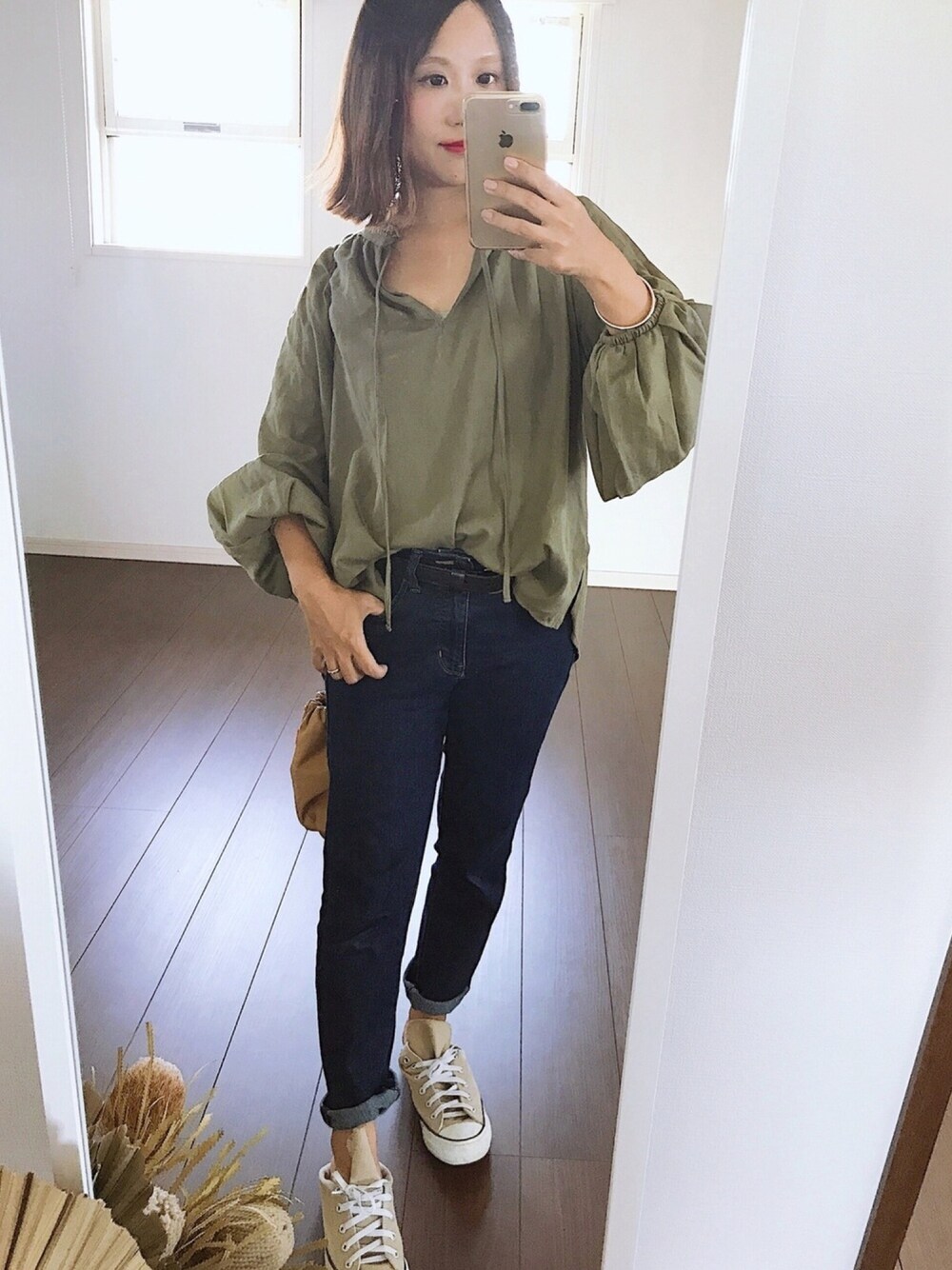 グリーン系のシャツ/ブラウス、ブルー系のデニムパンツ、ベージュ系のスニーカーを着用したレディースの夏コーディネートの1枚目の写真