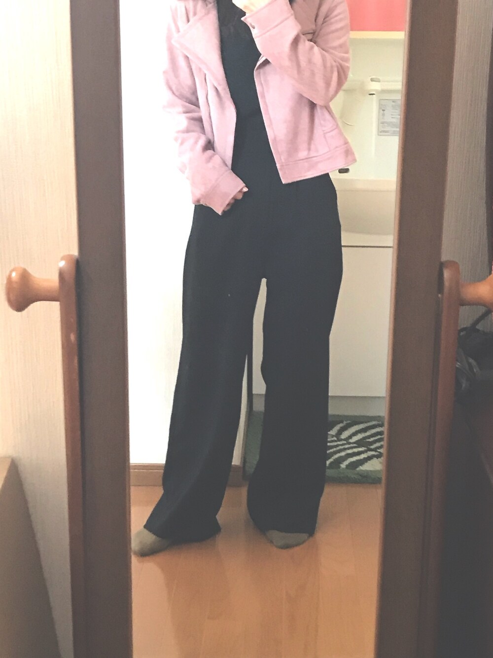 「KOBE LETTUCEの【WEARISTA田中亜希子さん×KOBE LETTUCEコラボ】サイドジップとろみジャージーワイドパンツ（その他パンツ、ブラック系）」を使った、HANAさん（レディース・150cm）の春コーディネートの1枚目の写真