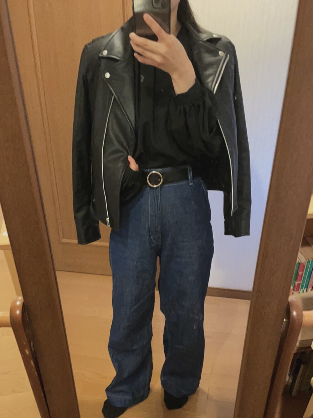 「UNIQLOのワイドフィットカーブジーンズ（デニムパンツ、ブルー系）」を使った、HANAさん（レディース・150cm）の春コーディネートの1枚目の写真