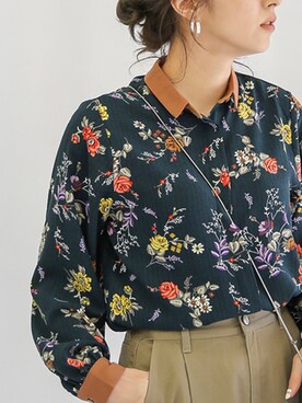 SELECT MOCAさんの「袖ポイントカラーヘリンボーン花柄ブラウスシャツ」を使ったコーディネート
