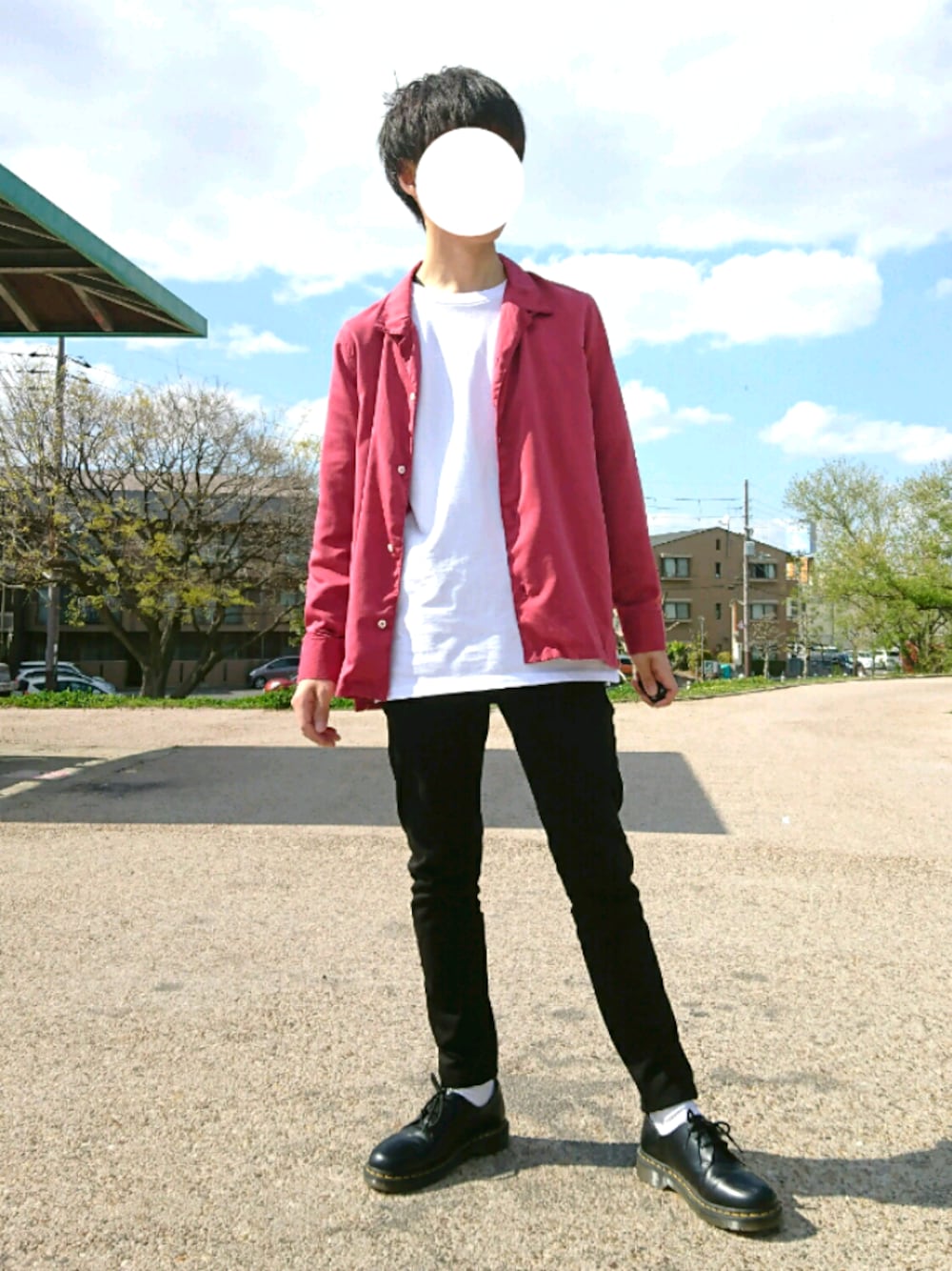 ピンク系のシャツ/ブラウス、ホワイト系のTシャツ/カットソー、ブラック系のデニムパンツを着用したメンズの春コーディネートの1枚目の写真